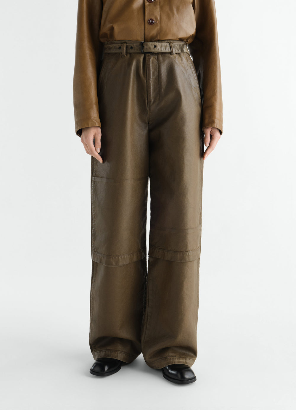 ARBEITSHOSE AUS BESCHICHTETEM, GEBROCHENEM TWILL, in Oliv, von einem Model getragen, Gürtel sichtbar