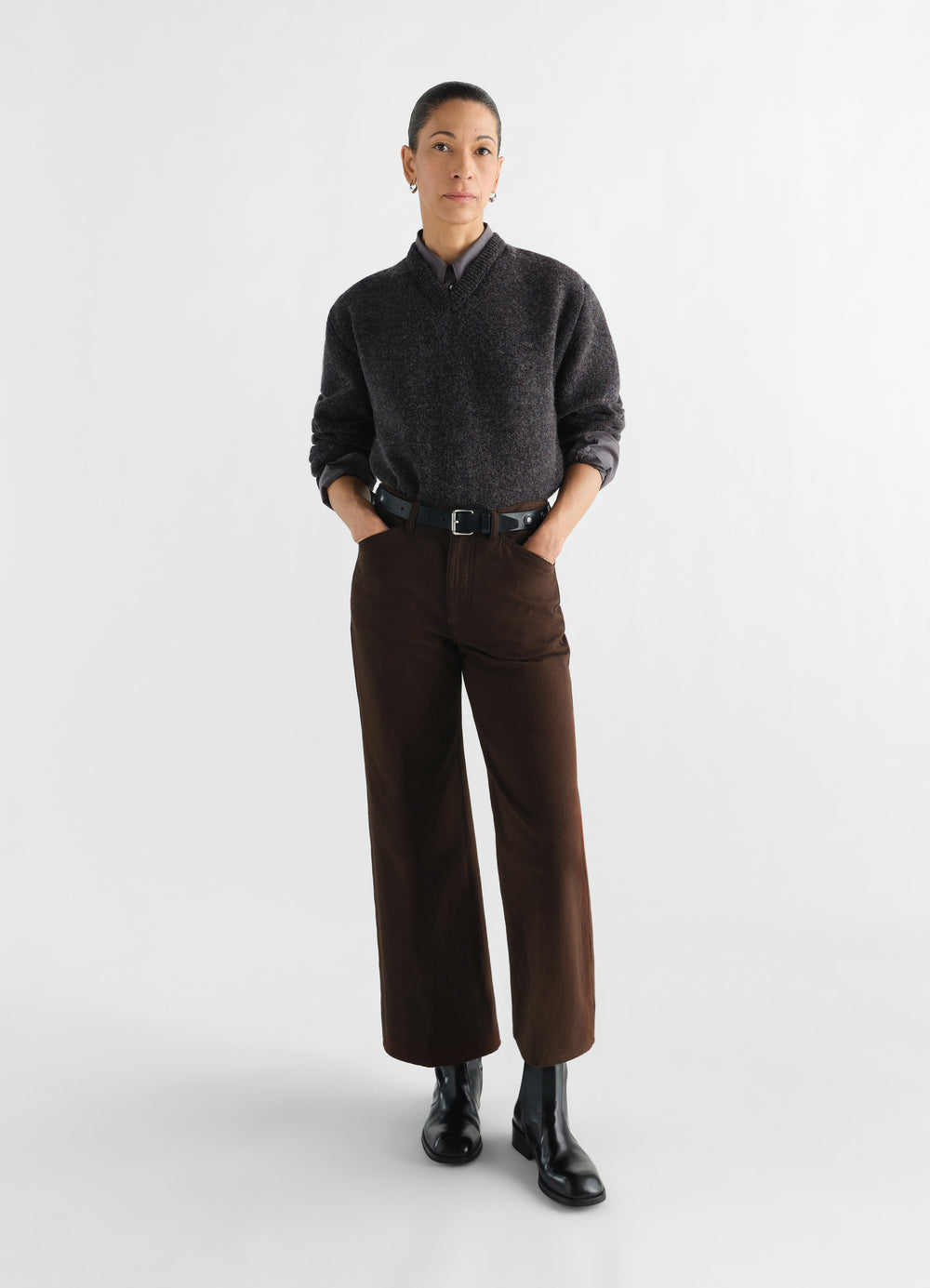AUSGESTELLTE HOSE MIT FÜNF TASCHEN AUS SCHWEREM, STÜCKGEFÄRBTEM TWILL