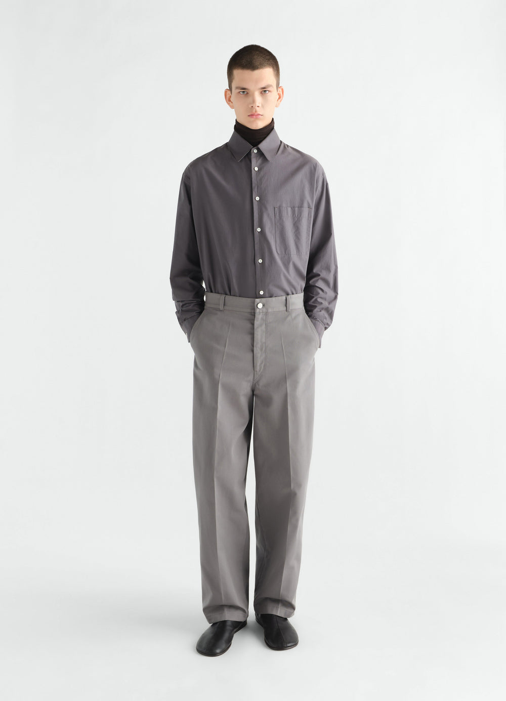 BARREL HOSE AUS POLY-BAUMWOLL-TWILL, in Grau, von einem Model getragen, Vorderansicht