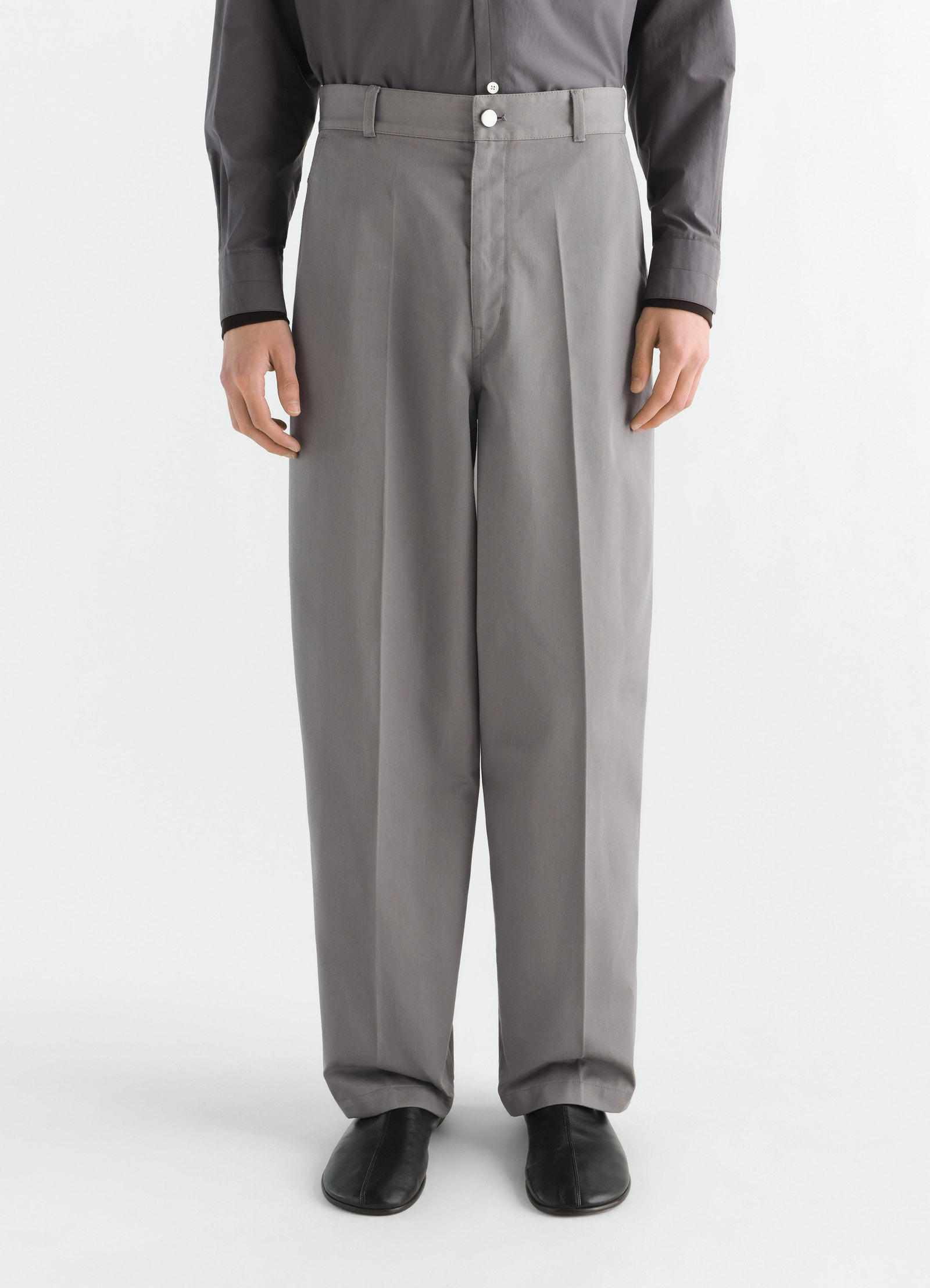 Barrel hose aus poly-baumwoll-twill, in grau, von einem model getragen, knöpfe sichtbar, falten sichtbar