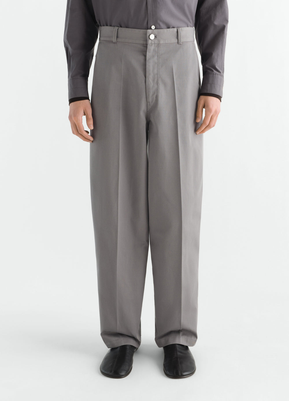 Barrel pants LEMAIRE grey polycotton twill worn by model front loose fit with pleats and button closure