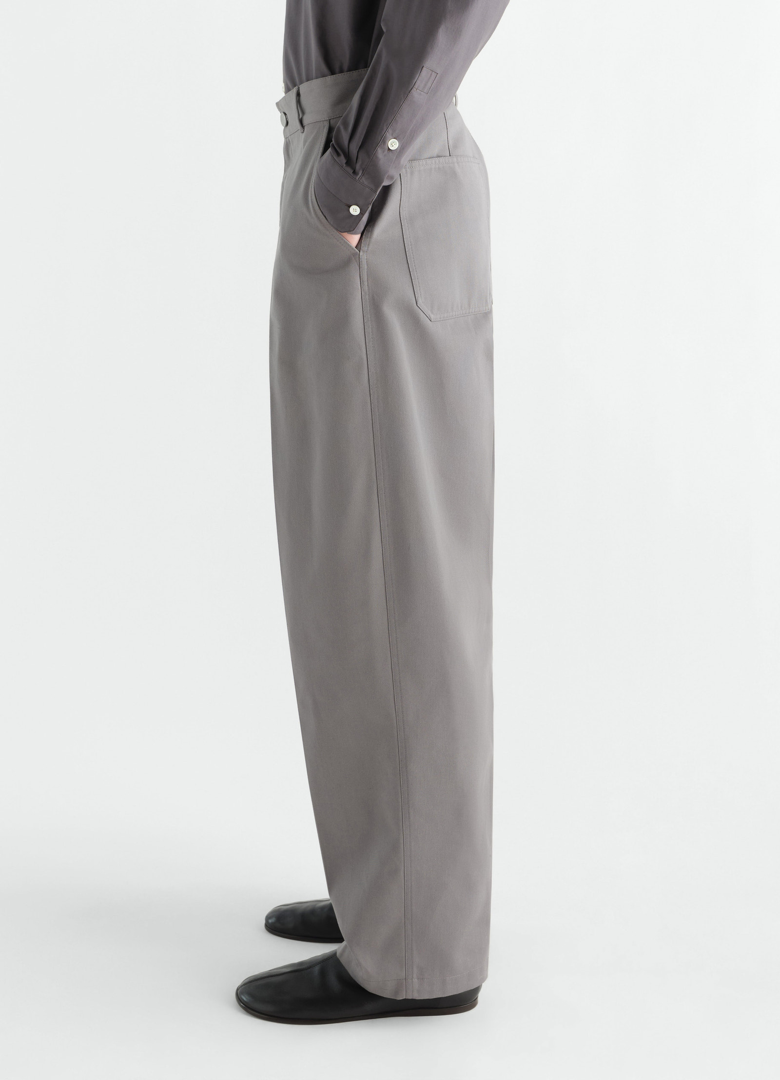 Barrel hose aus poly-baumwoll-twill, in grau, von einem model getragen, seitenansicht, taschen sichtbar, gürtelschlaufen sichtbar