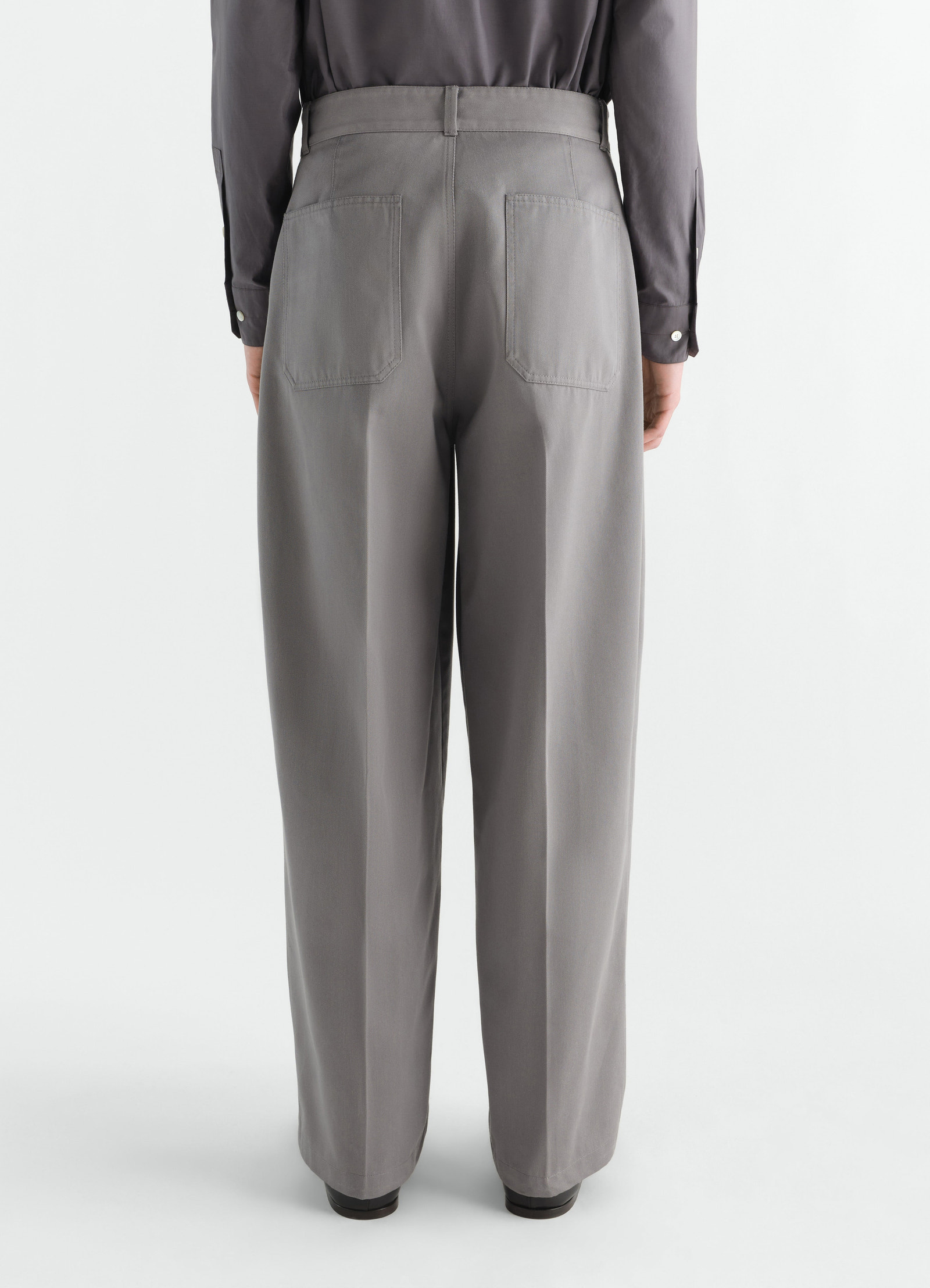 Barrel hose aus poly-baumwoll-twill, in grau, von einem model getragen, rückansicht, aufgesetzte taschen sichtbar