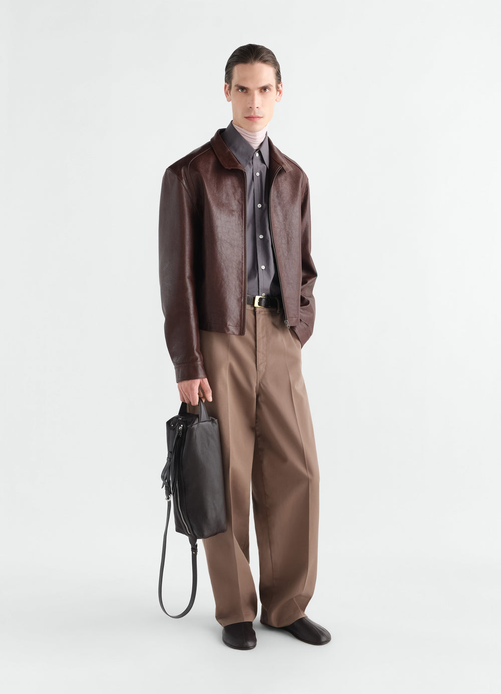 BARREL HOSE AUS POLY-BAUMWOLL-TWILL, in Beige, von einem Model getragen, Vorderansicht