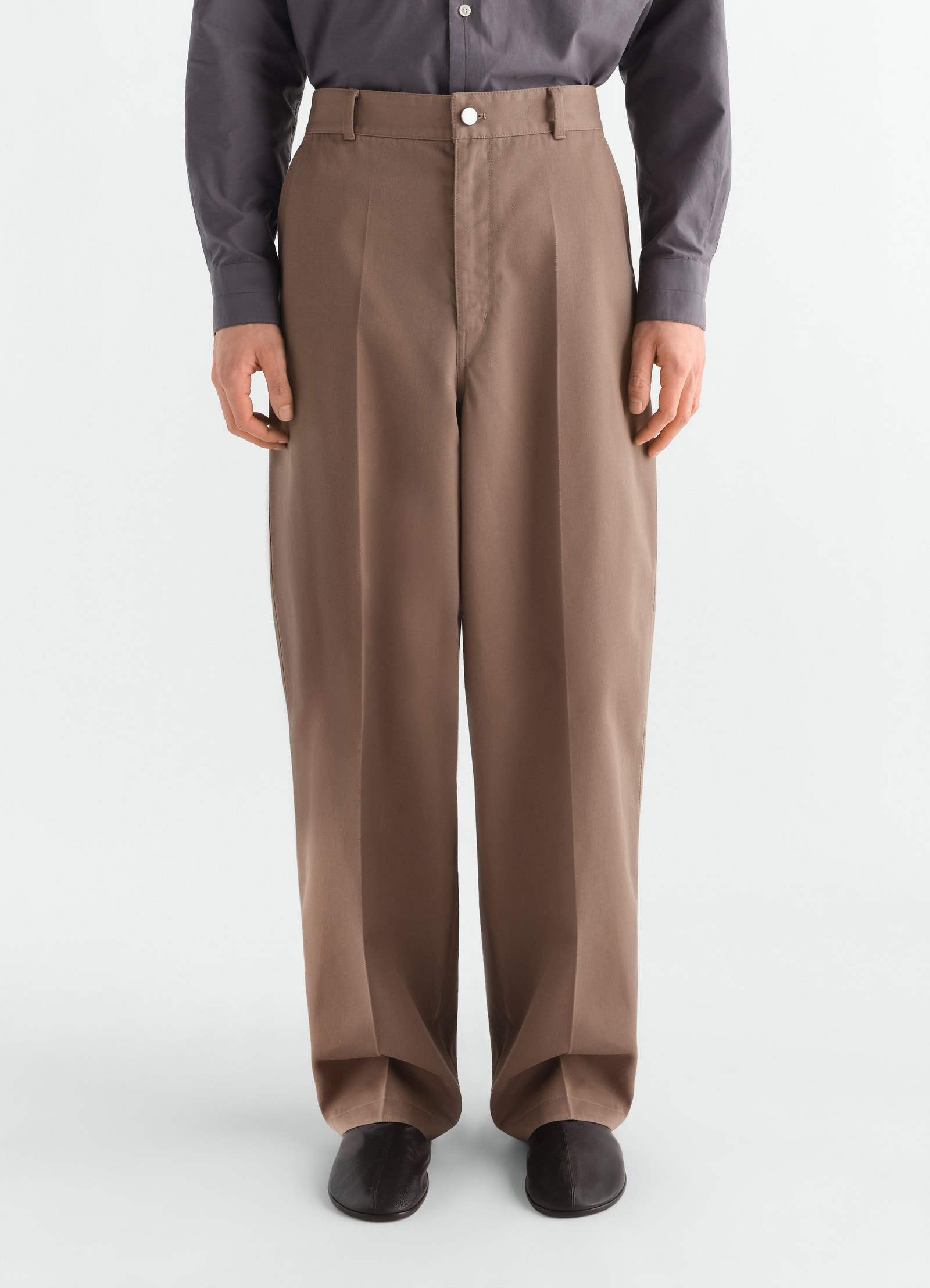 Barrel hose aus poly-baumwoll-twill, in braun, von einem model getragen, vorderansicht
