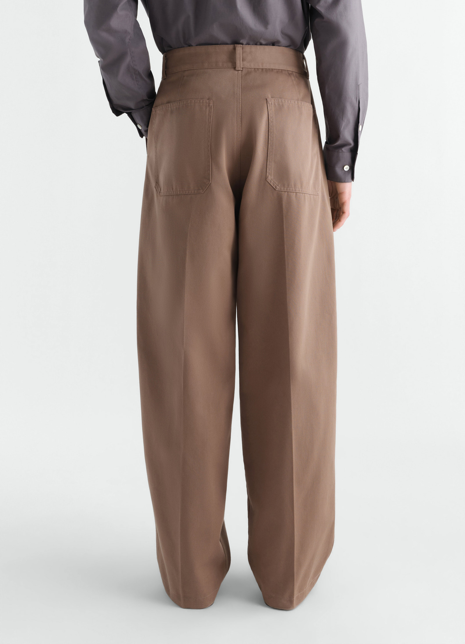 Barrel hose aus poly-baumwoll-twill, in braun, von einem model getragen, rückansicht, taschen sichtbar