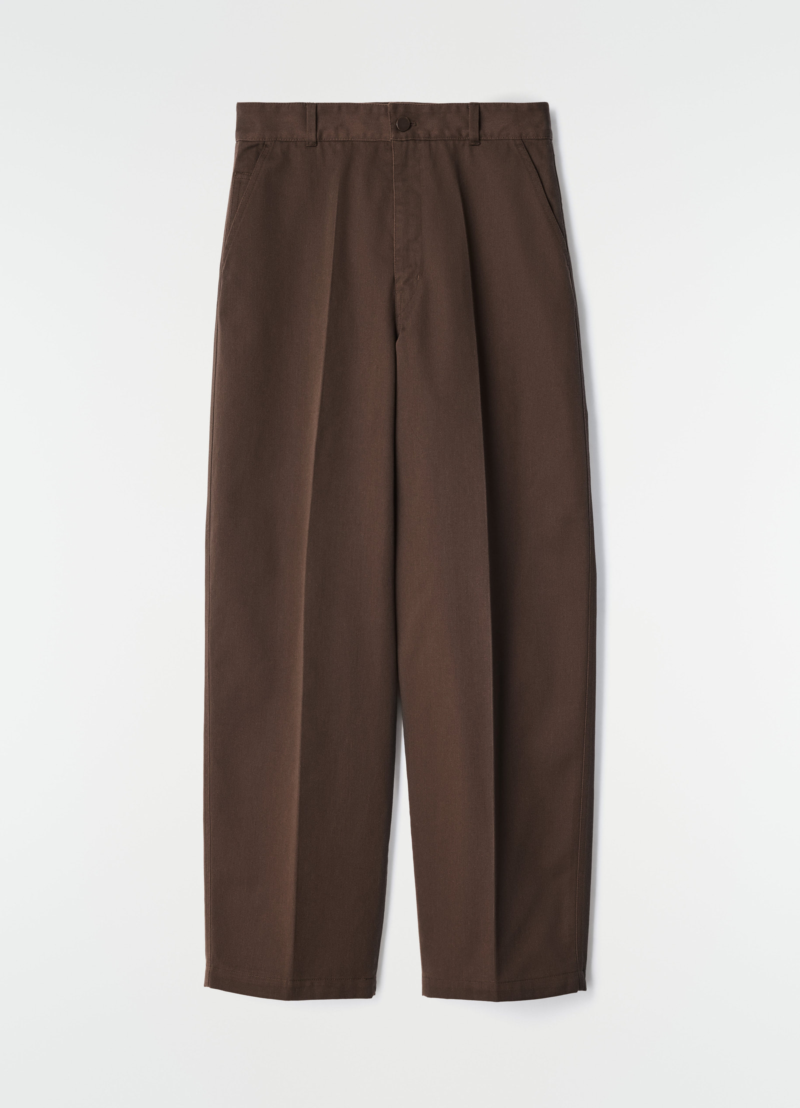 Barrel hose aus poly-baumwoll-twill, in braun, flach liegend vor weißem hintergrund, knöpfe sichtbar, falten sichtbar