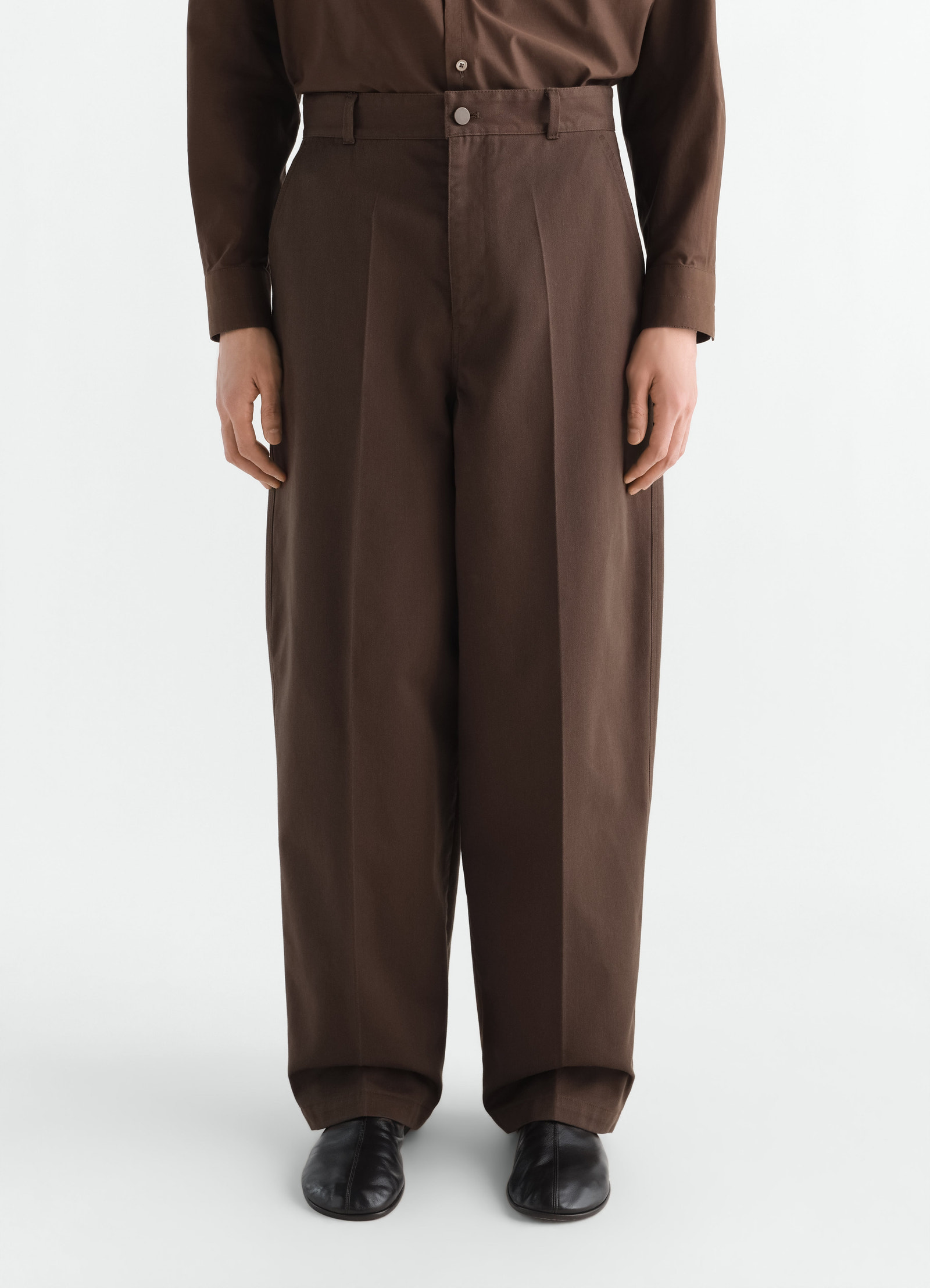 Barrel hose aus poly-baumwoll-twill, in dunkelbraun, von einem model getragen