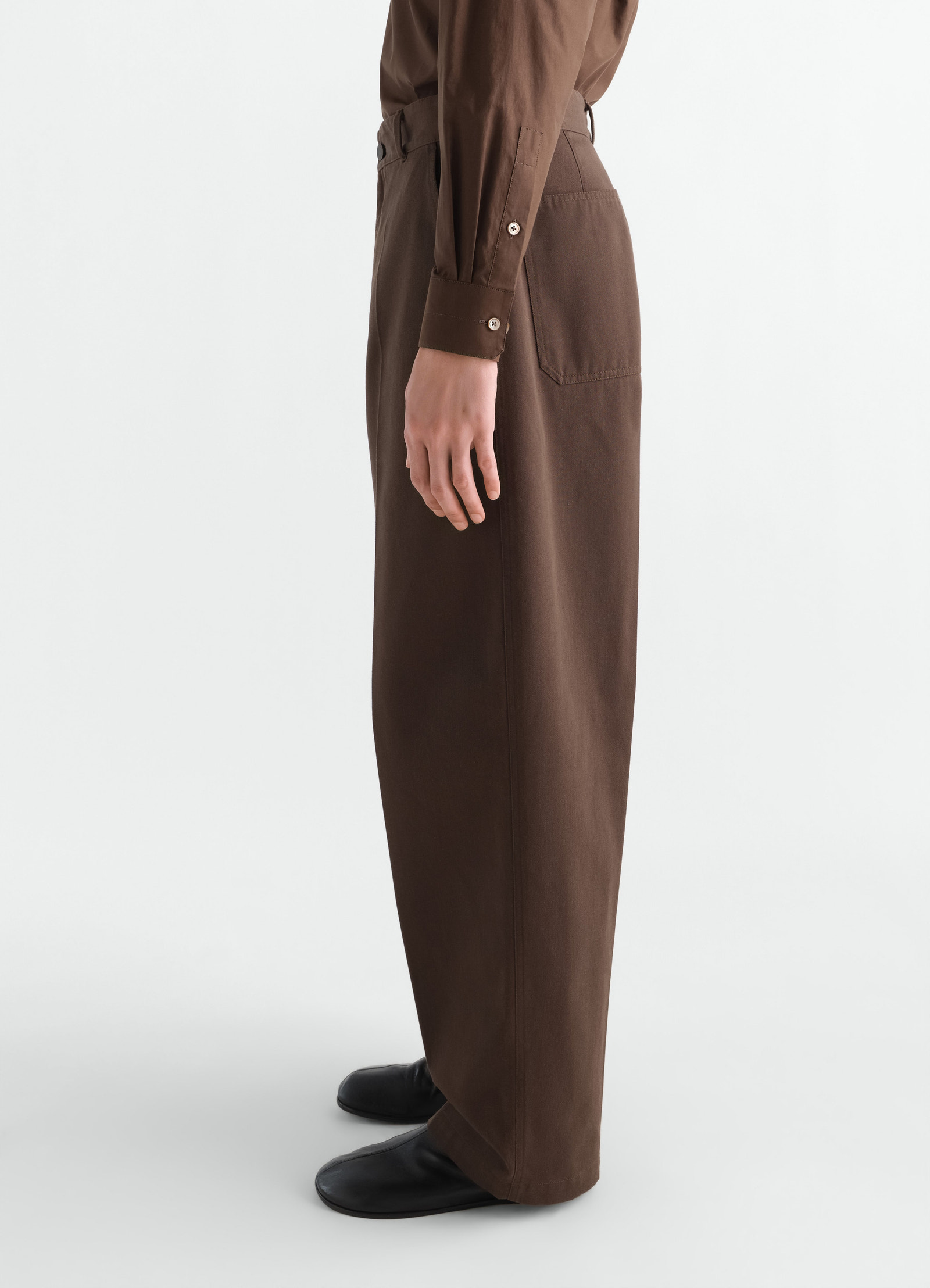 Barrel hose aus poly-baumwoll-twill, in braun, von einem model getragen, seitenansicht