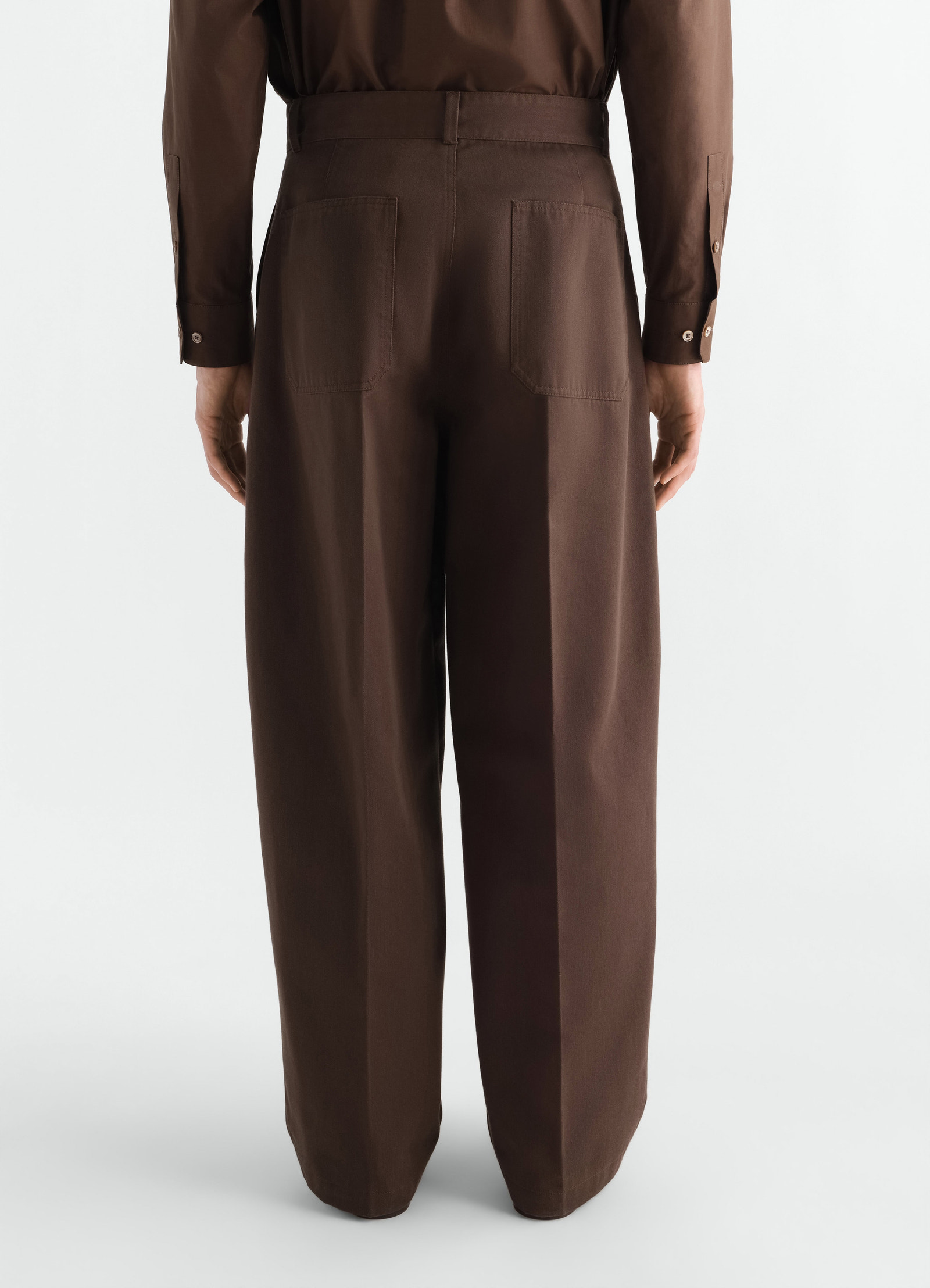 Barrel hose aus poly-baumwoll-twill, in braun, von einem model getragen, rückansicht, aufgesetzte taschen sichtbar
