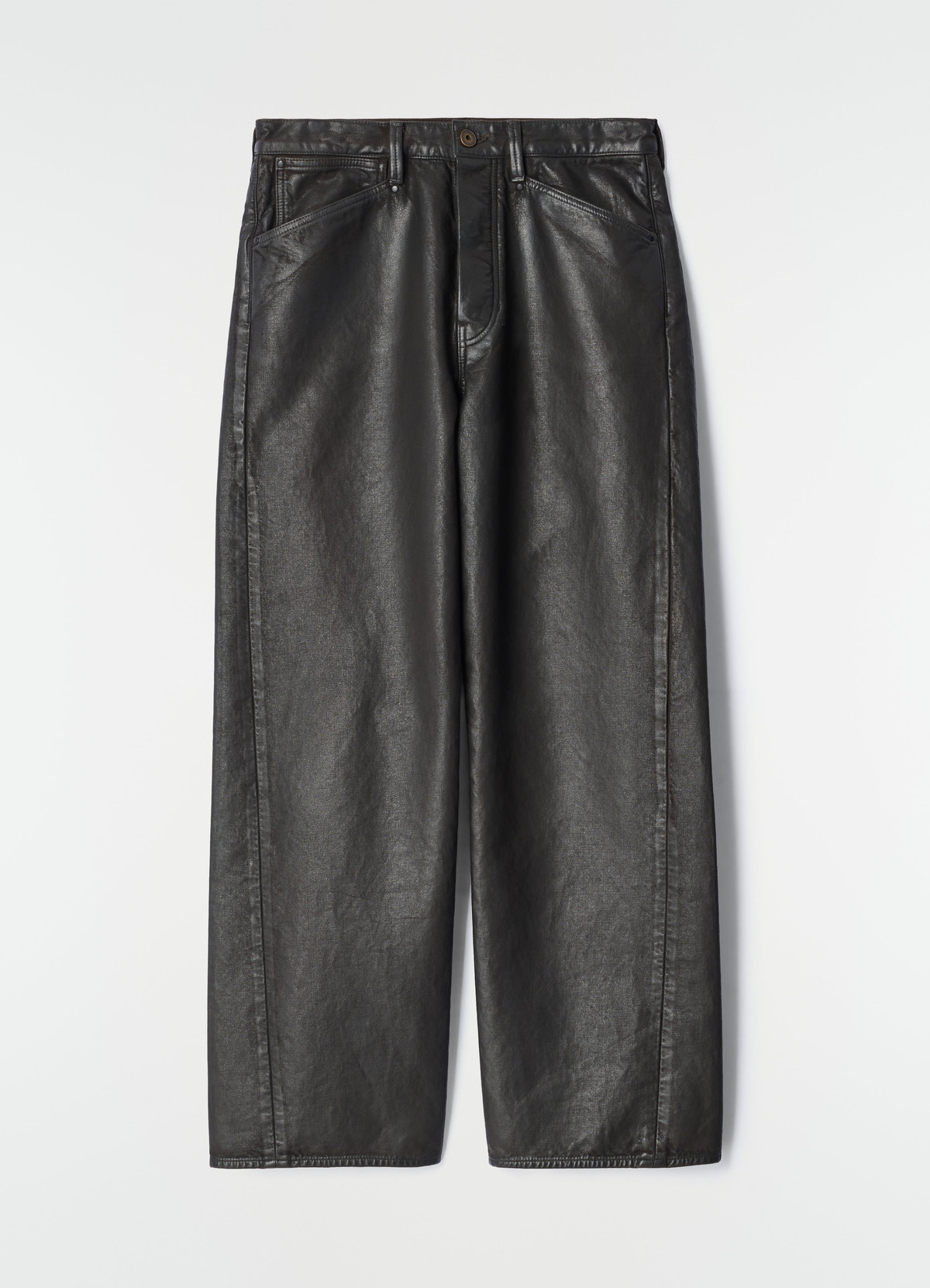 Gerade hose mit fünf taschen aus beschichtetem denim, in schwarz, flach liegend vor weißem hintergrund, taschen sichtbar