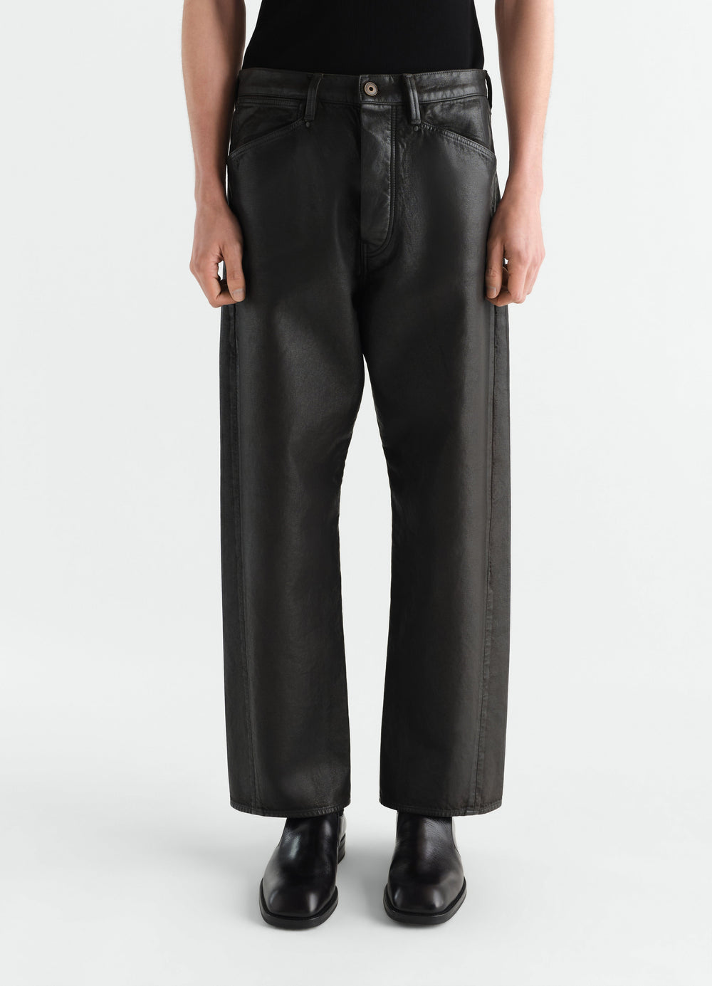 GERADE HOSE MIT FÜNF TASCHEN AUS BESCHICHTETEM DENIM, in Schwarz, von einem Model getragen, Vorderansicht, Taschen sichtbar