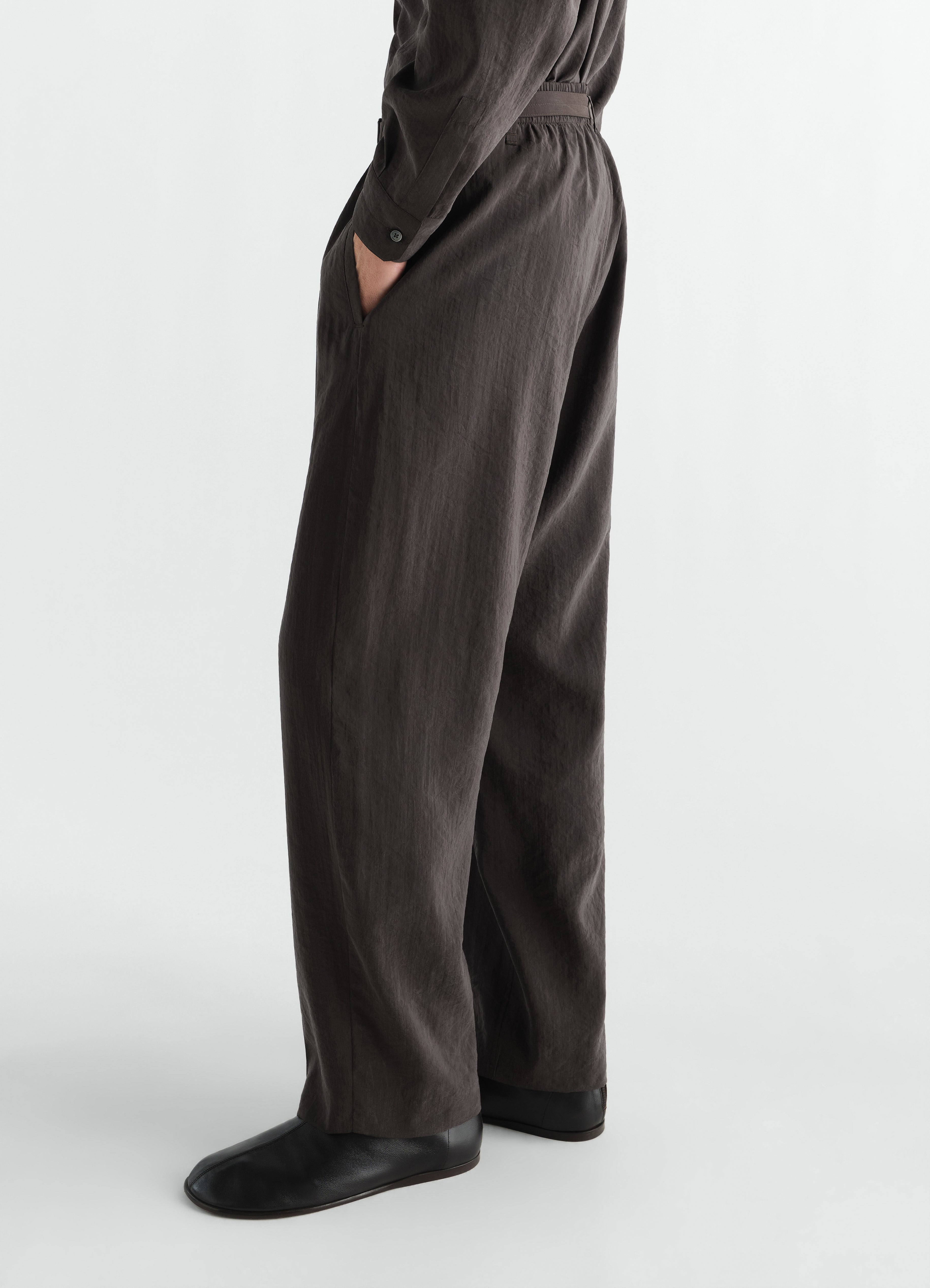 BELTED RELAXED PANTS IN DRY SILK - Licorice - Dry silk - Men | LEMAIRE
