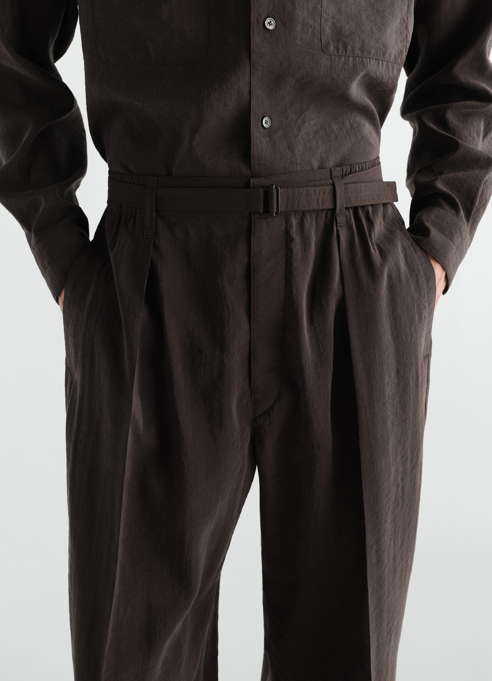 Hose mit gürtel in lockerer passform aus seide