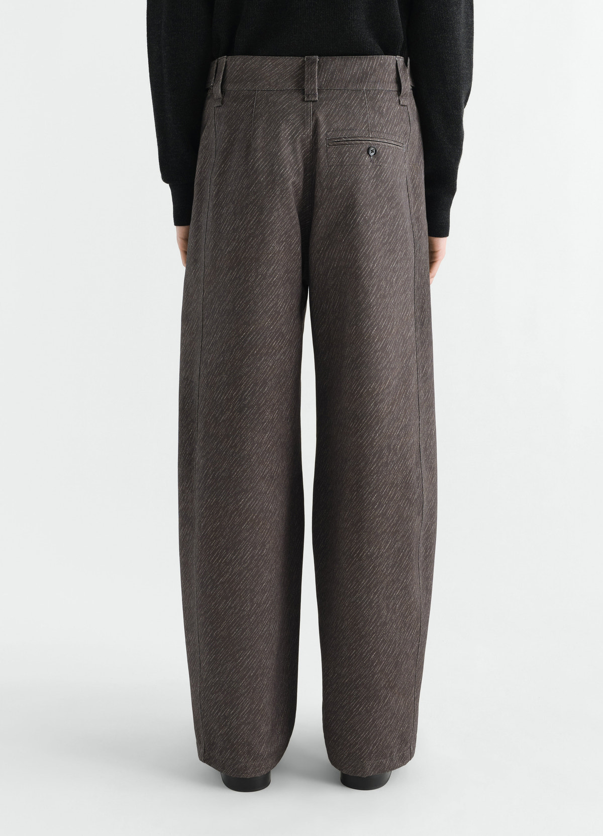 Maxi pants in brown diagonal printed cotton with back pocket worn by model lemaire back view