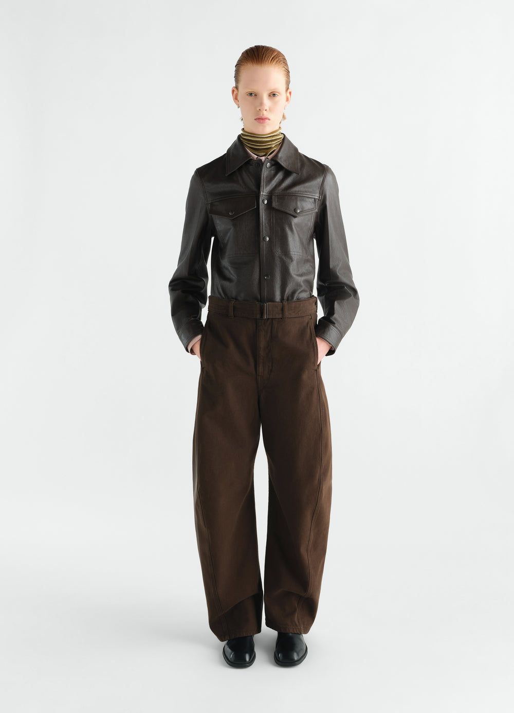 Pantalon twisted ceinturé en twill brisé épais, coloris marron, porté par un mannequin, vue de face, poches visibles, ceinture visible