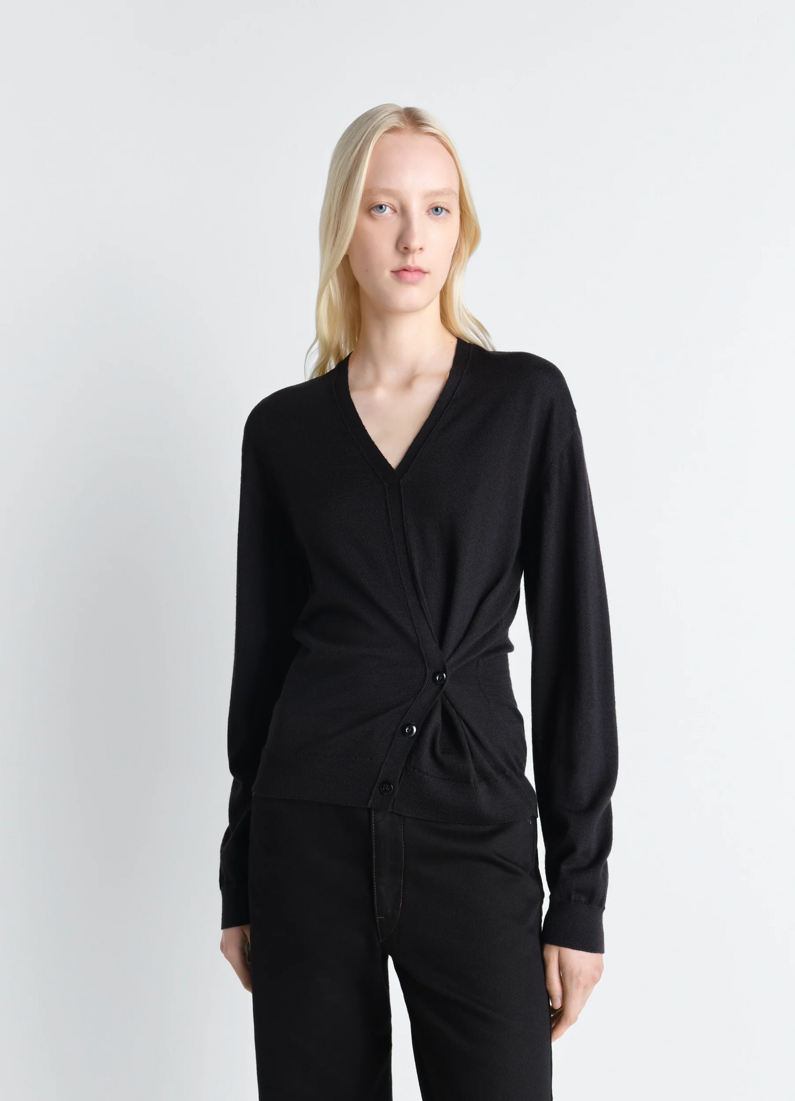 메리노 혼방 소재의 트위스트 v넥 점퍼