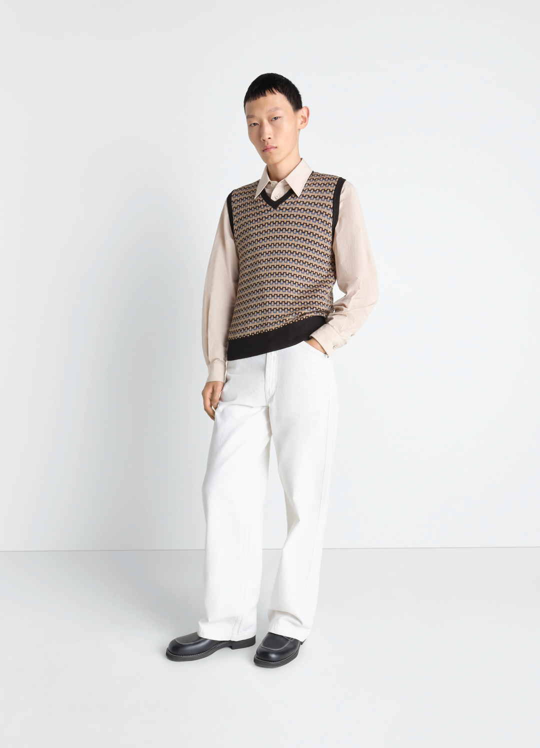 コットンのVネックジャカードベスト - Black / Beige / Blue