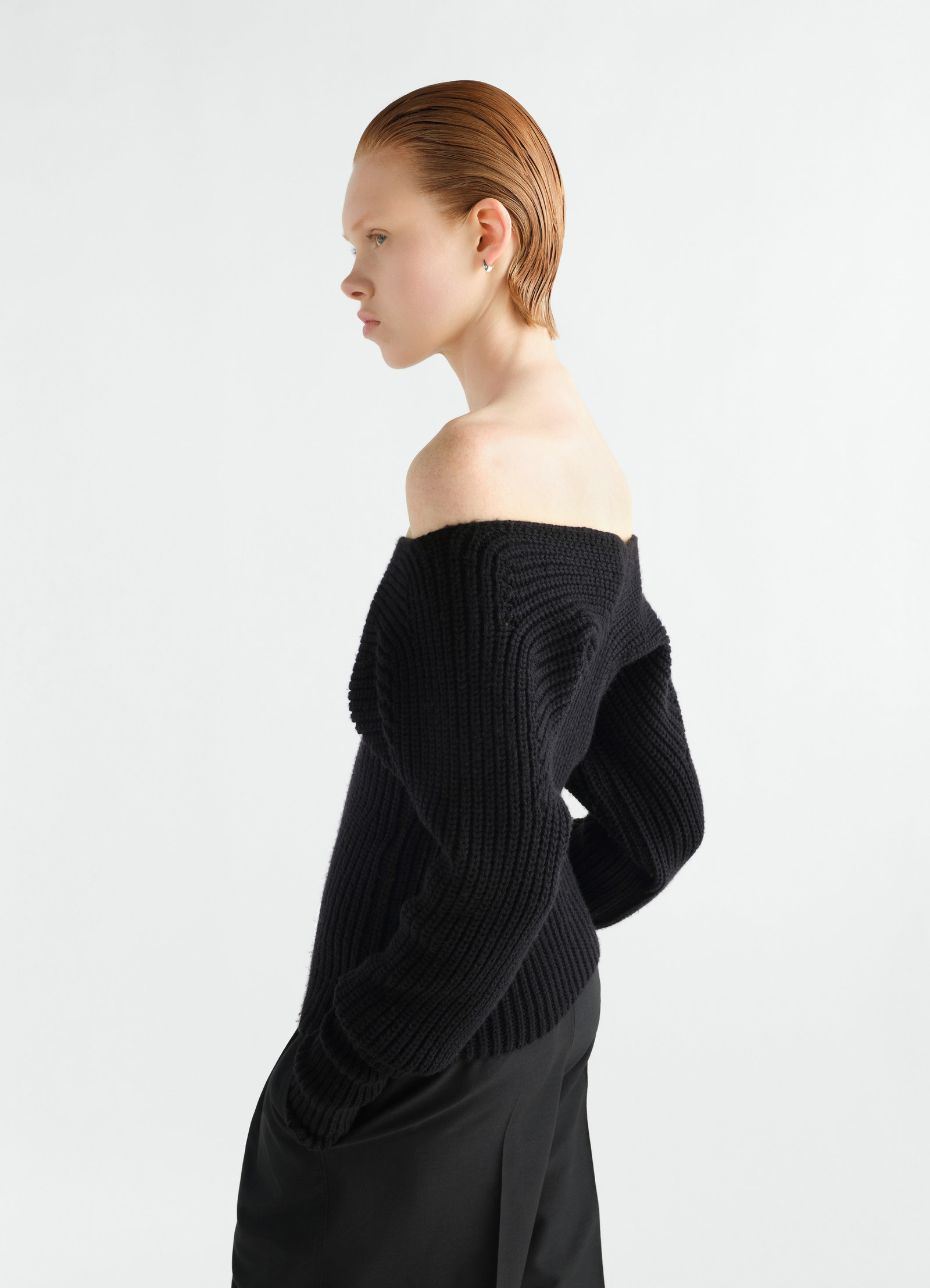 Off-shoulder sweater in worsted wool