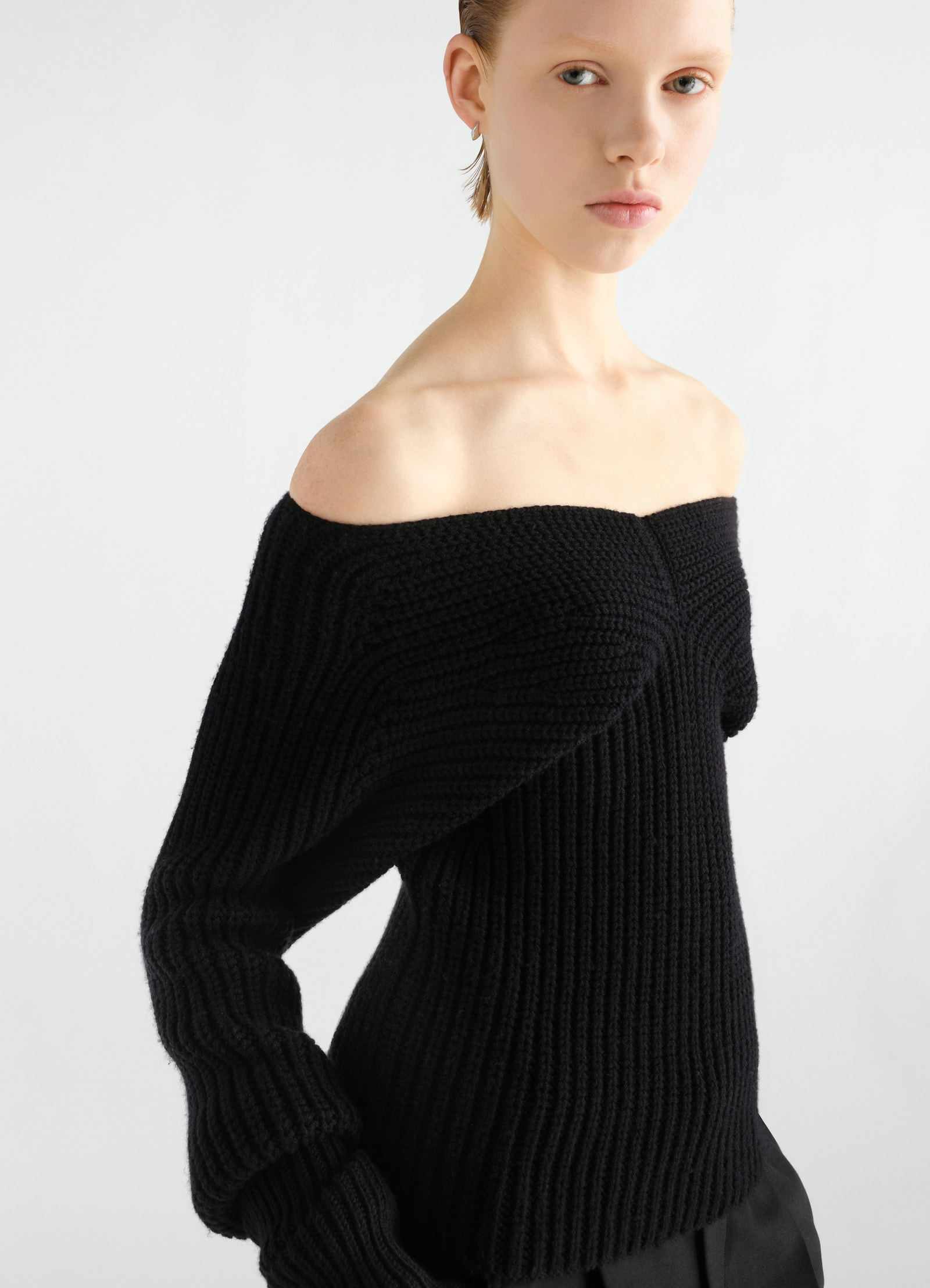 Off-shoulder sweater in worsted wool