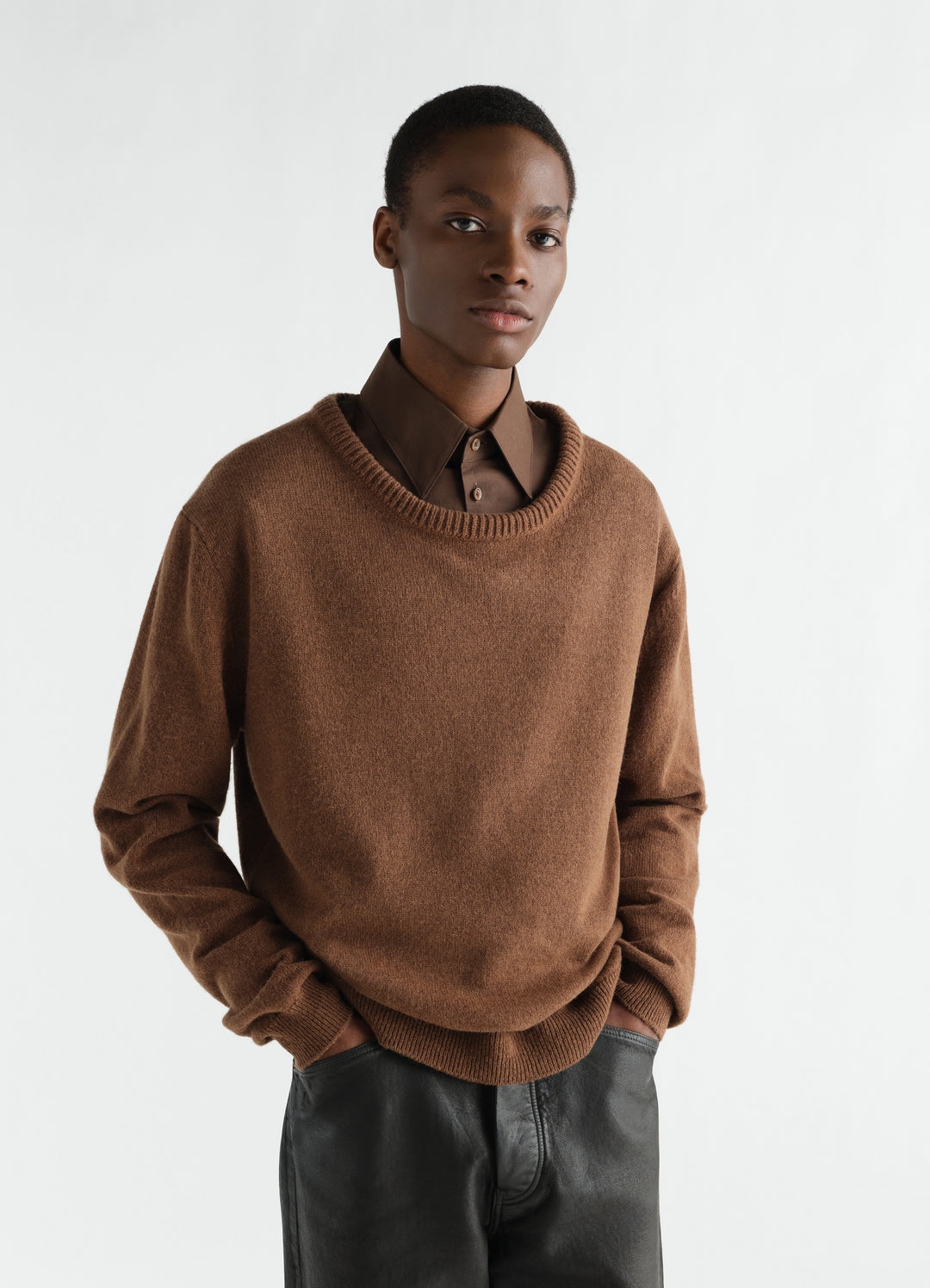 Pull à encolure ronde en laine alpaga mélangée, coloris marron, porté par un mannequin