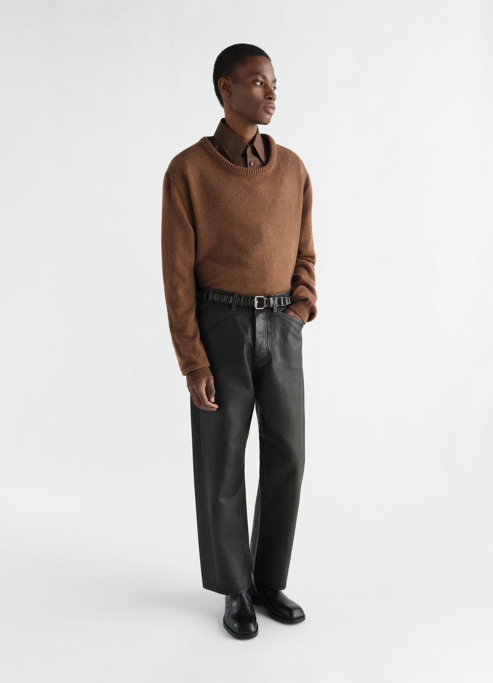 Pull à encolure ronde en laine alpaga mélangée, coloris marron, porté par un mannequin, vue de face