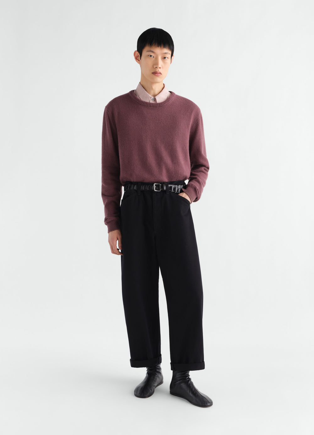 Pull à encolure ronde en laine alpaga mélangée, coloris noir, porté par un mannequin