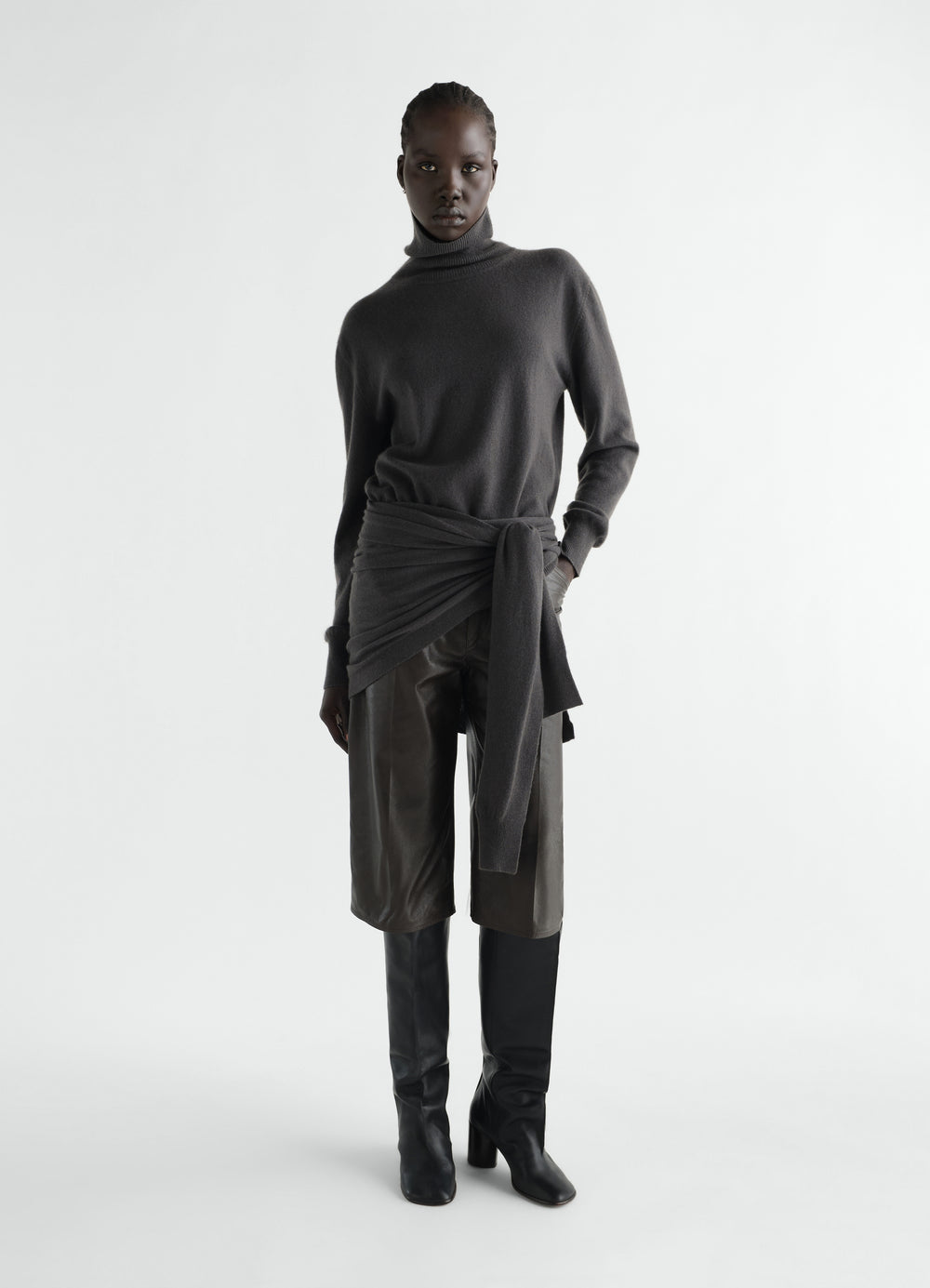 Pull à col montant en cachemire, coloris anthracite, porté par un mannequin, gros plan de face, col visible