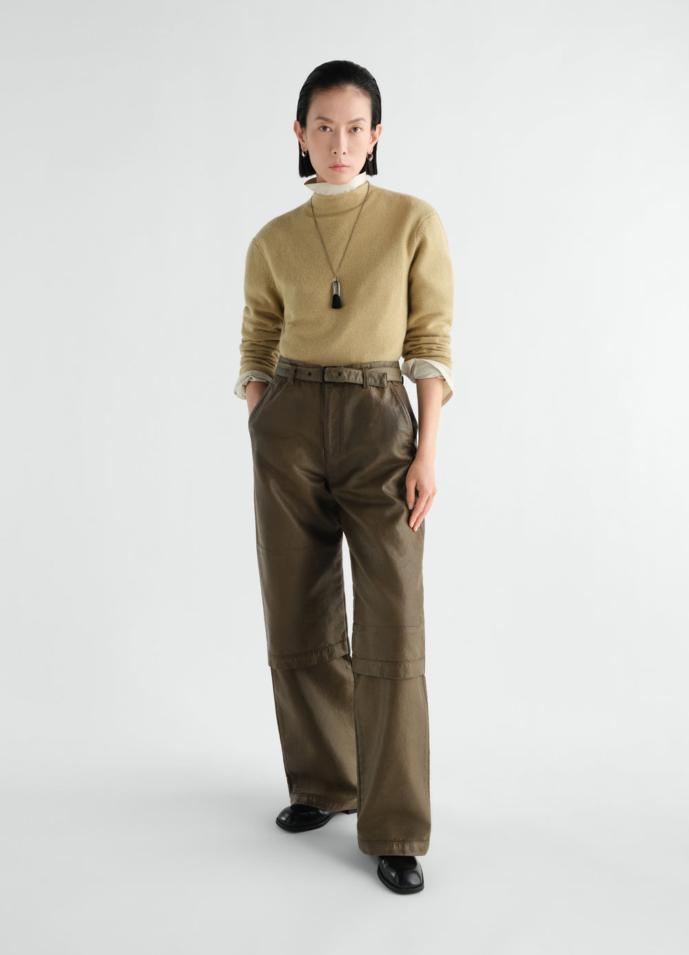 Pull réversible boutonné en cachemire, coloris beige, porté par un mannequin, boutons visibles