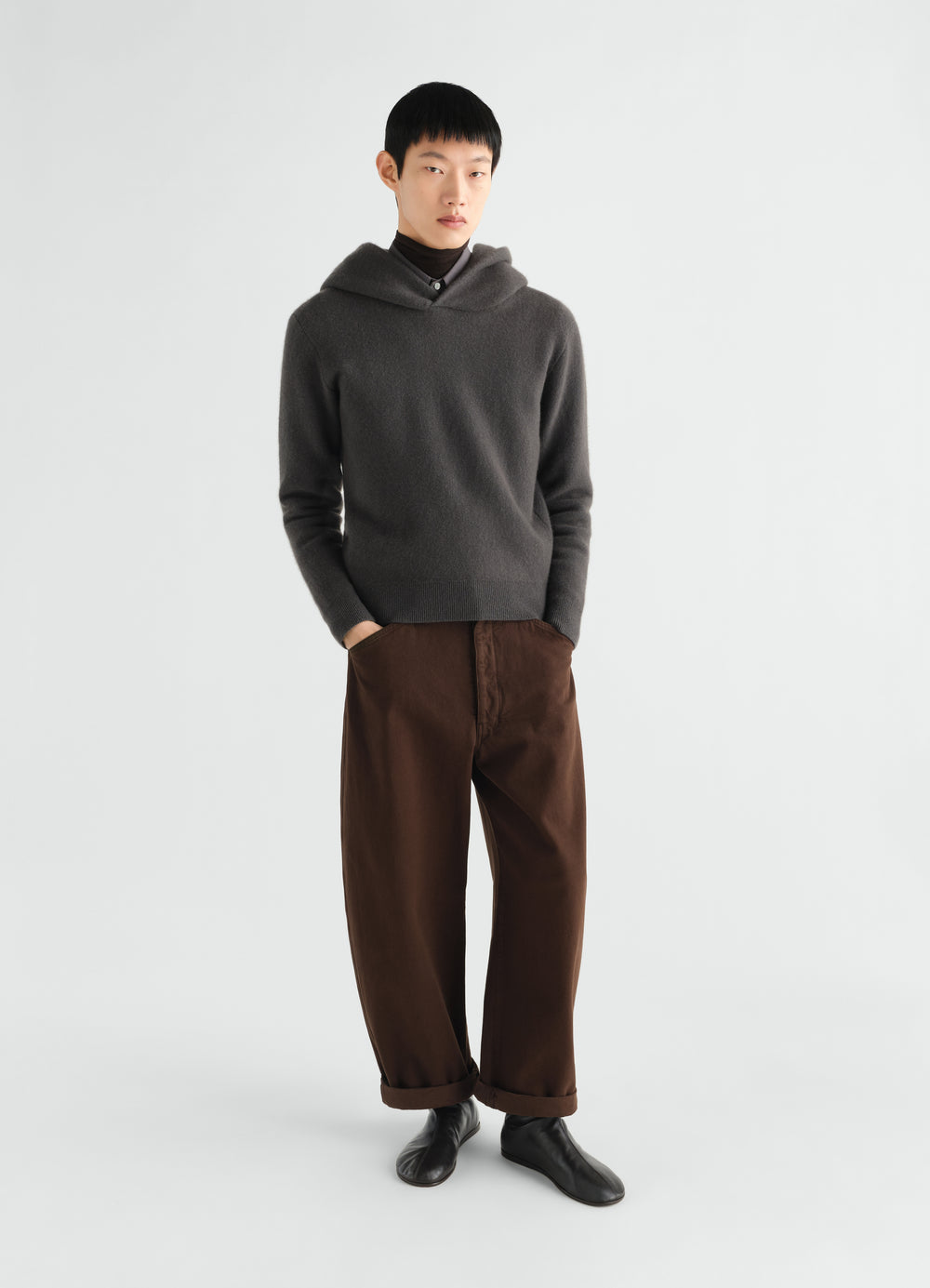 Pull à capuche en cachemire, coloris gris foncé, porté par un mannequin, vue en pied