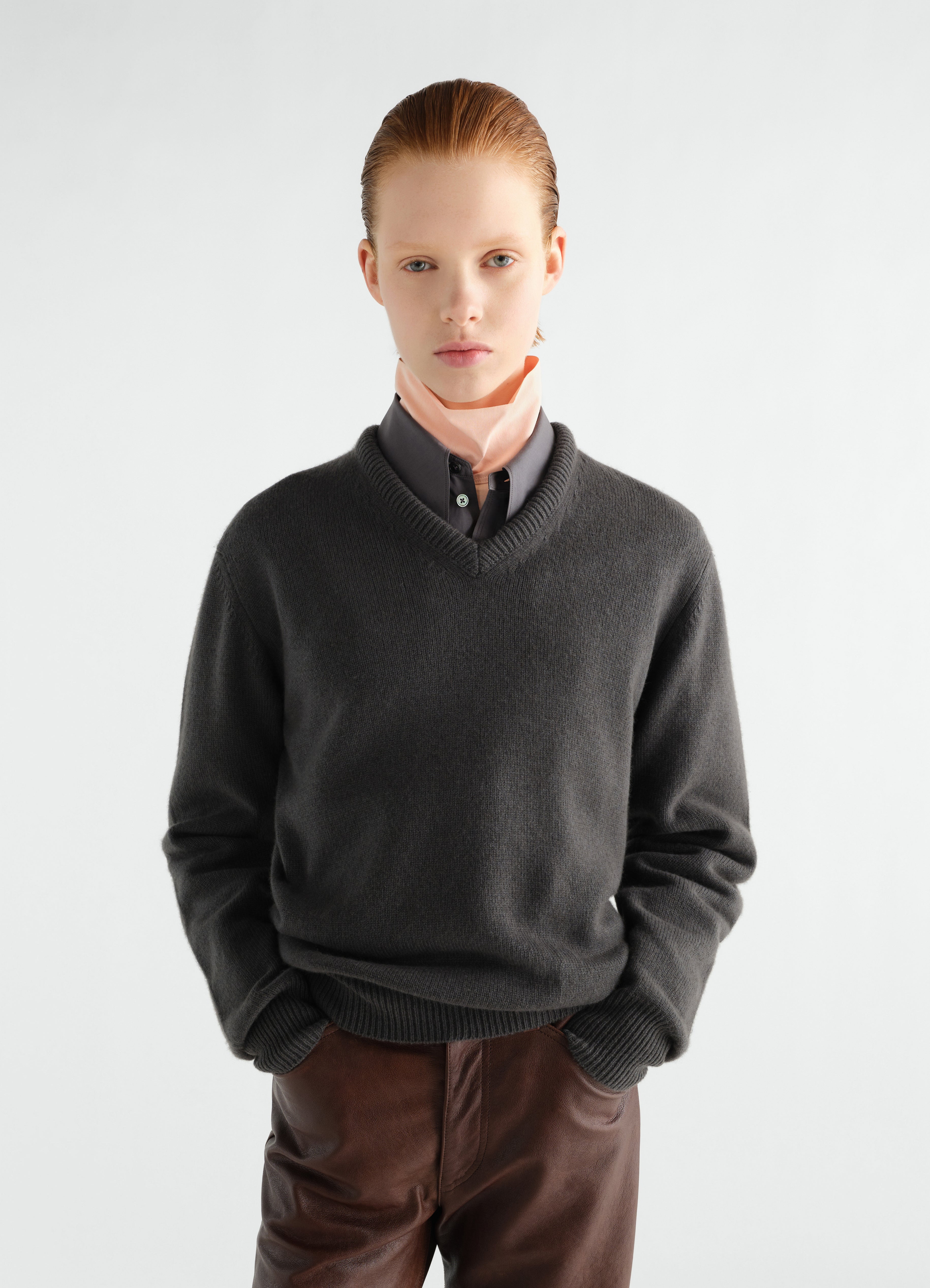 カシミヤのVネックセーター - Stone - Cashmere - ユニセックス | LEMAIRE