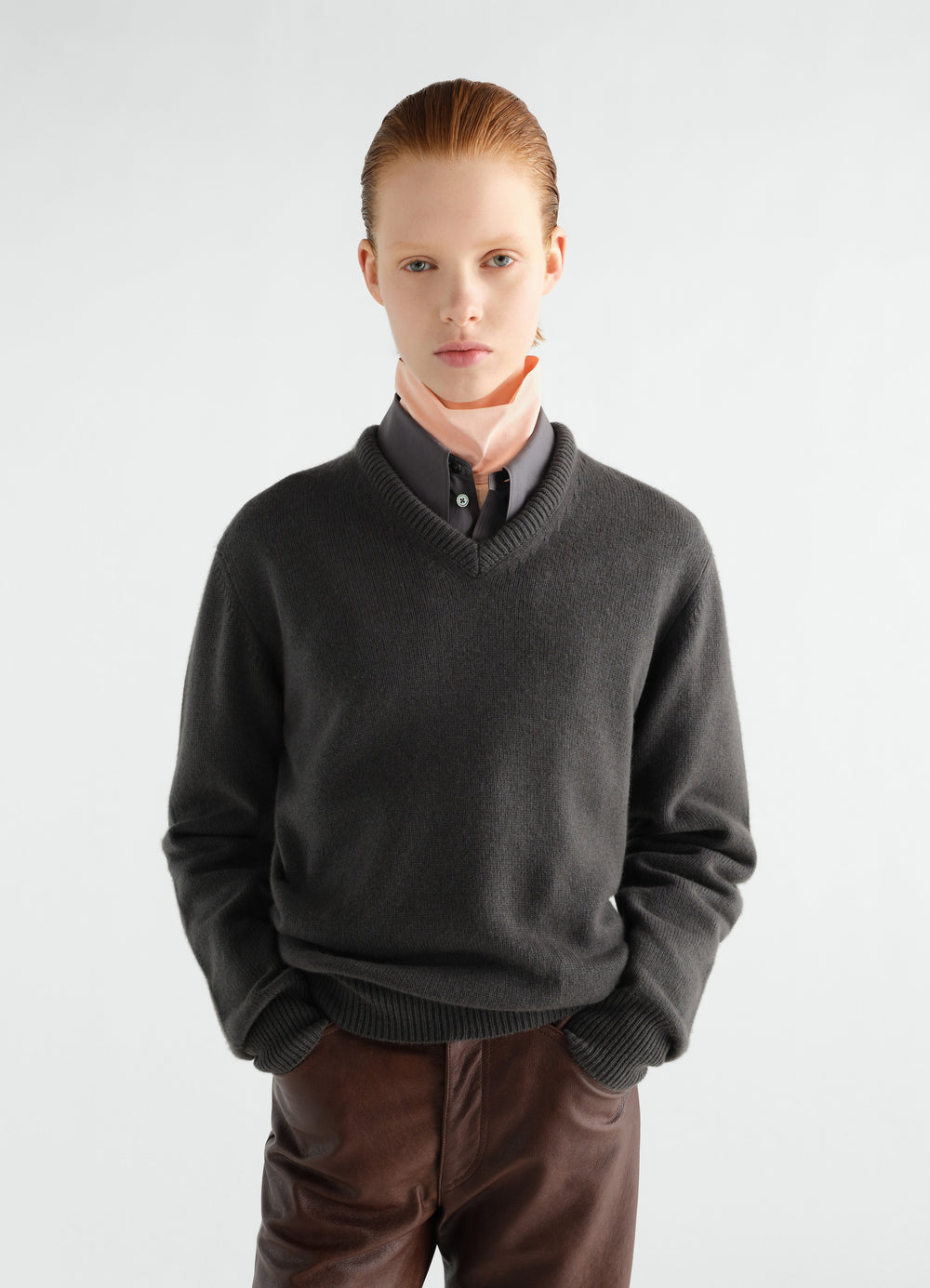 Pull à encolure V en cachemire, coloris anthracite, porté par un mannequin, vue de face