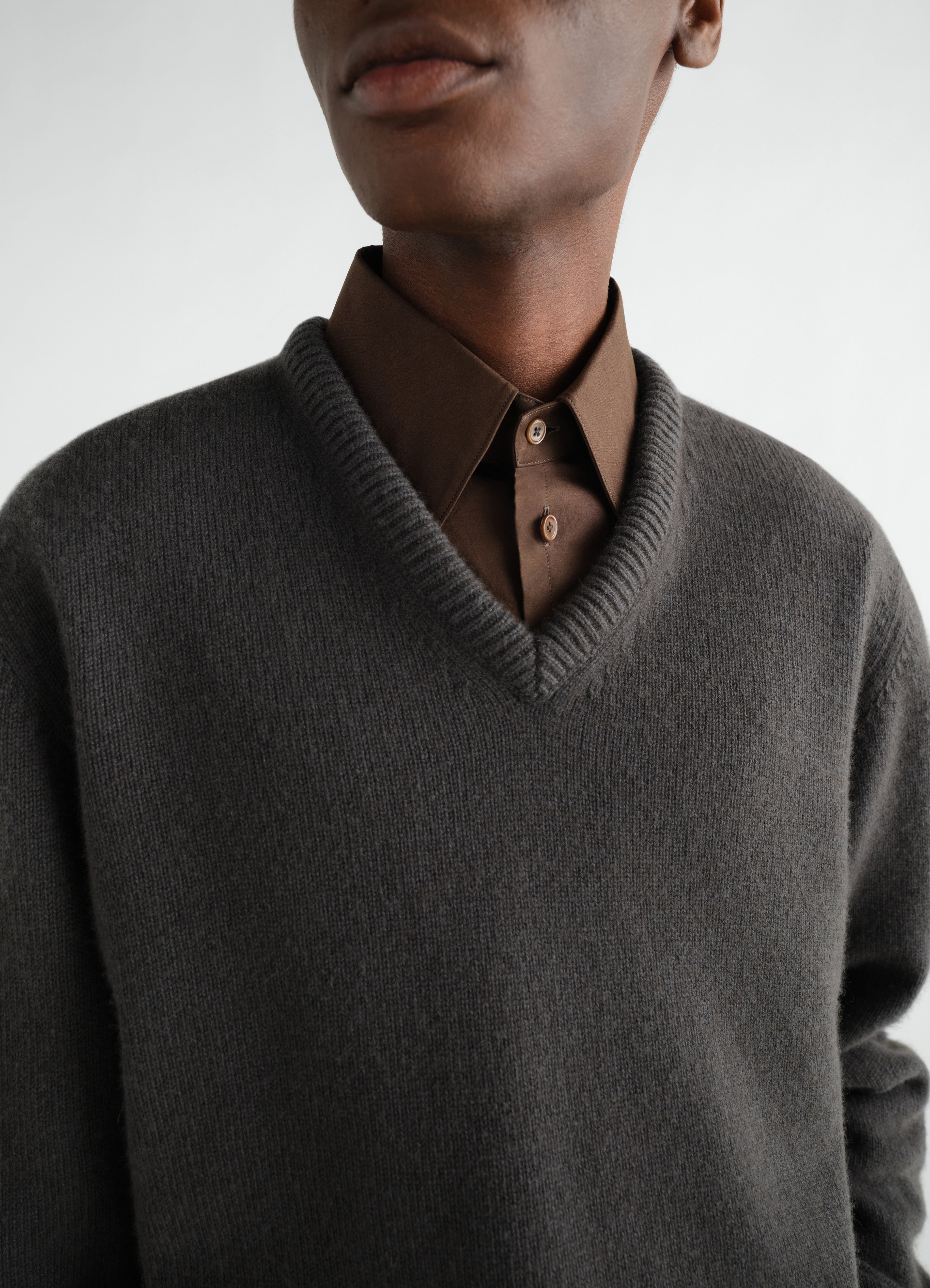 カシミヤのVネックセーター - Stone - Cashmere - ユニセックス | LEMAIRE
