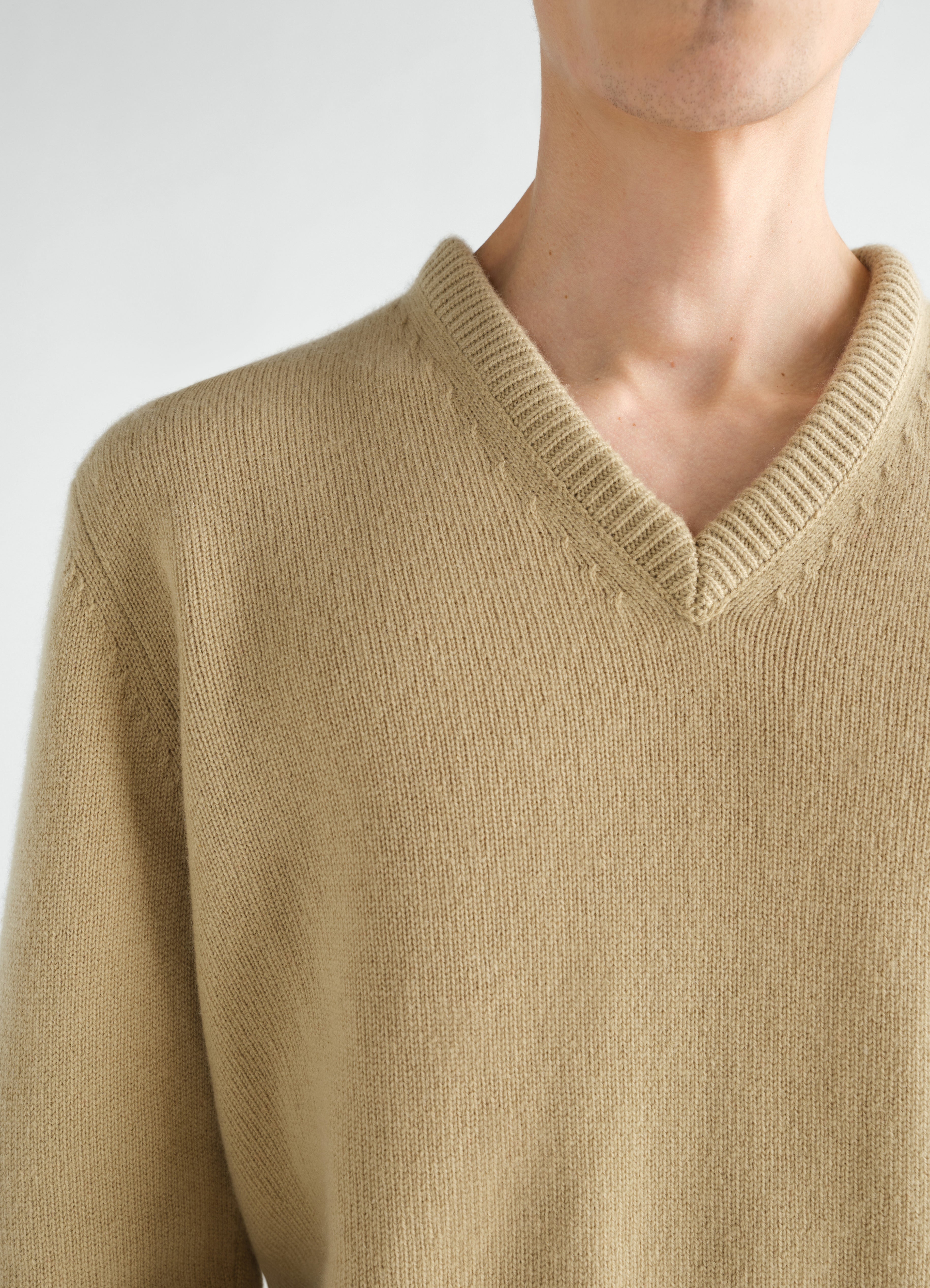 カシミヤのVネックセーター - Linden - Cashmere - ユニセックス | LEMAIRE