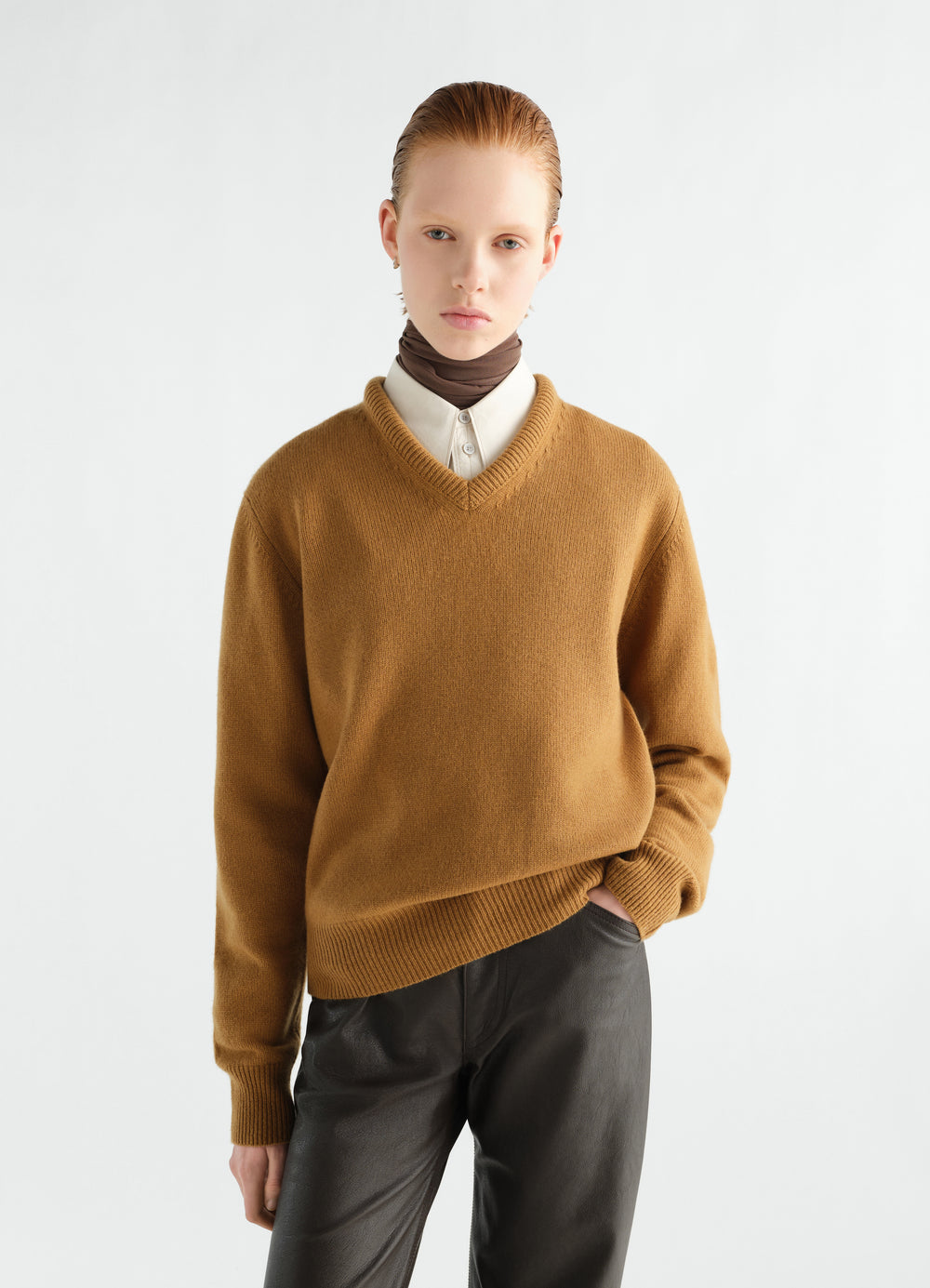 Pull à encolure V en cachemire, coloris crème, porté par un mannequin, vue de face