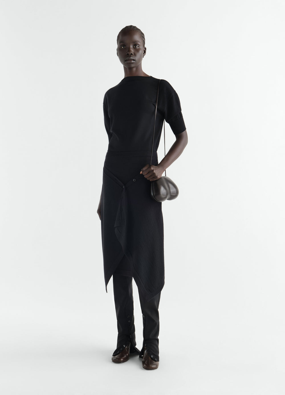 Pull à manches courtes en laine mérinos fine, coloris noir, porté par un mannequin