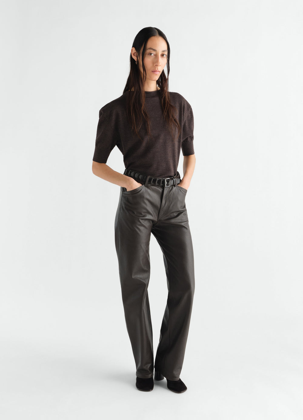 Pull à manches courtes en laine mérinos fine, coloris marron foncé, porté par un mannequin