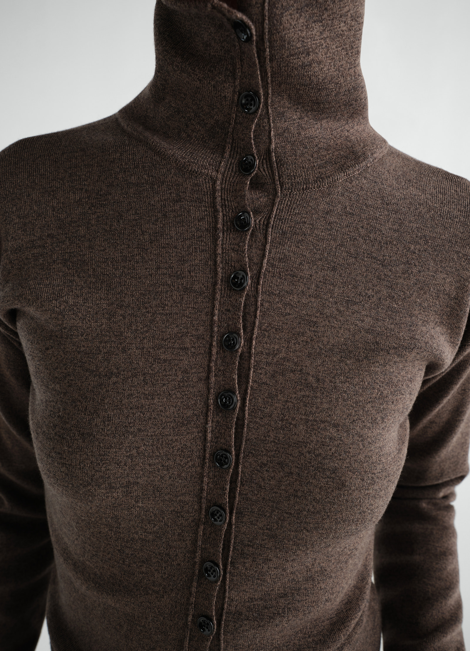 Buttoned top in fine wool