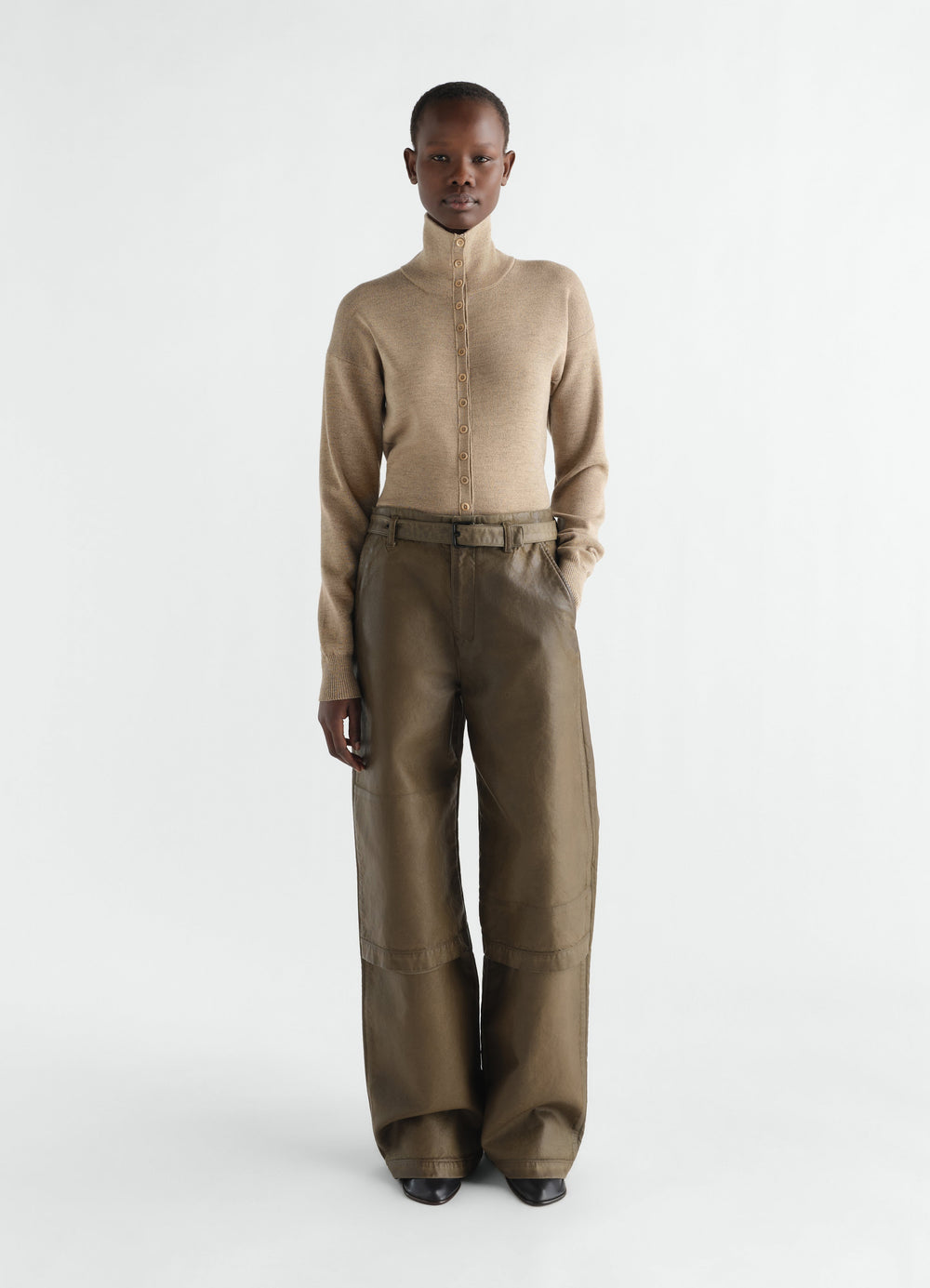 Haut boutonné en laine fine, coloris beige, porté par un mannequin, vue de face, boutons visibles