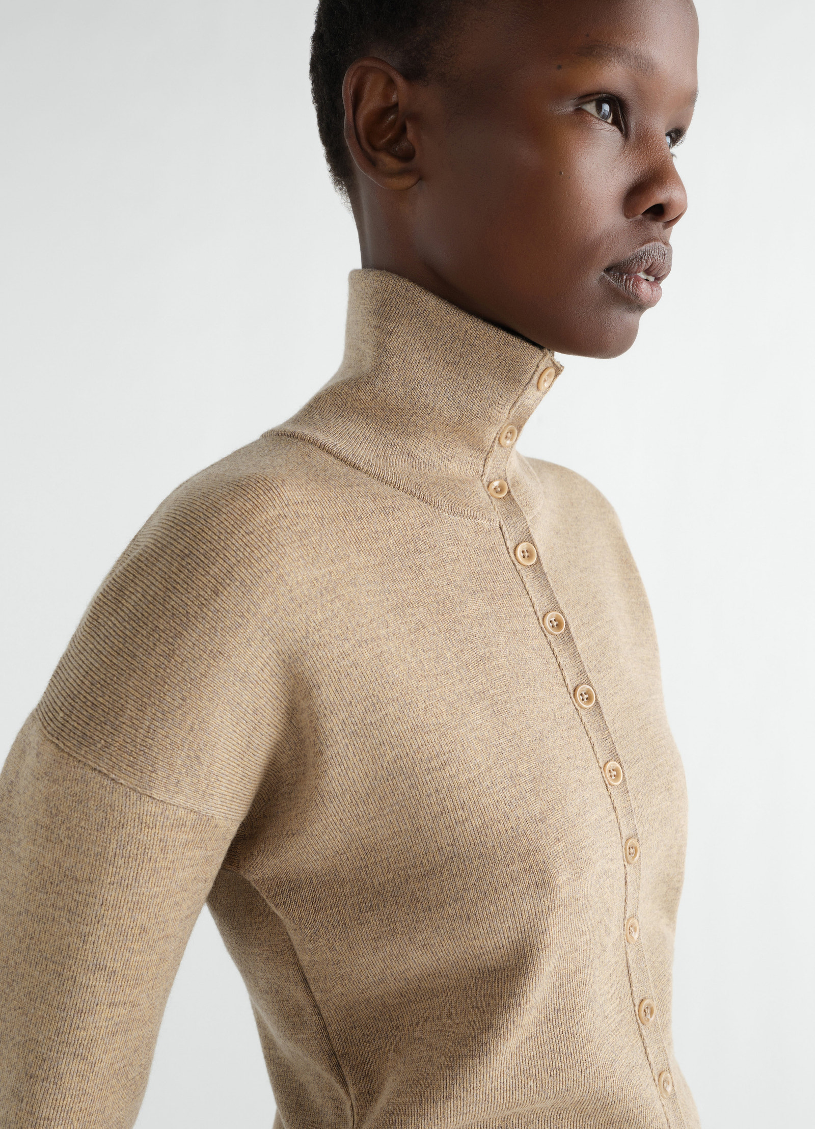 Buttoned top in fine wool