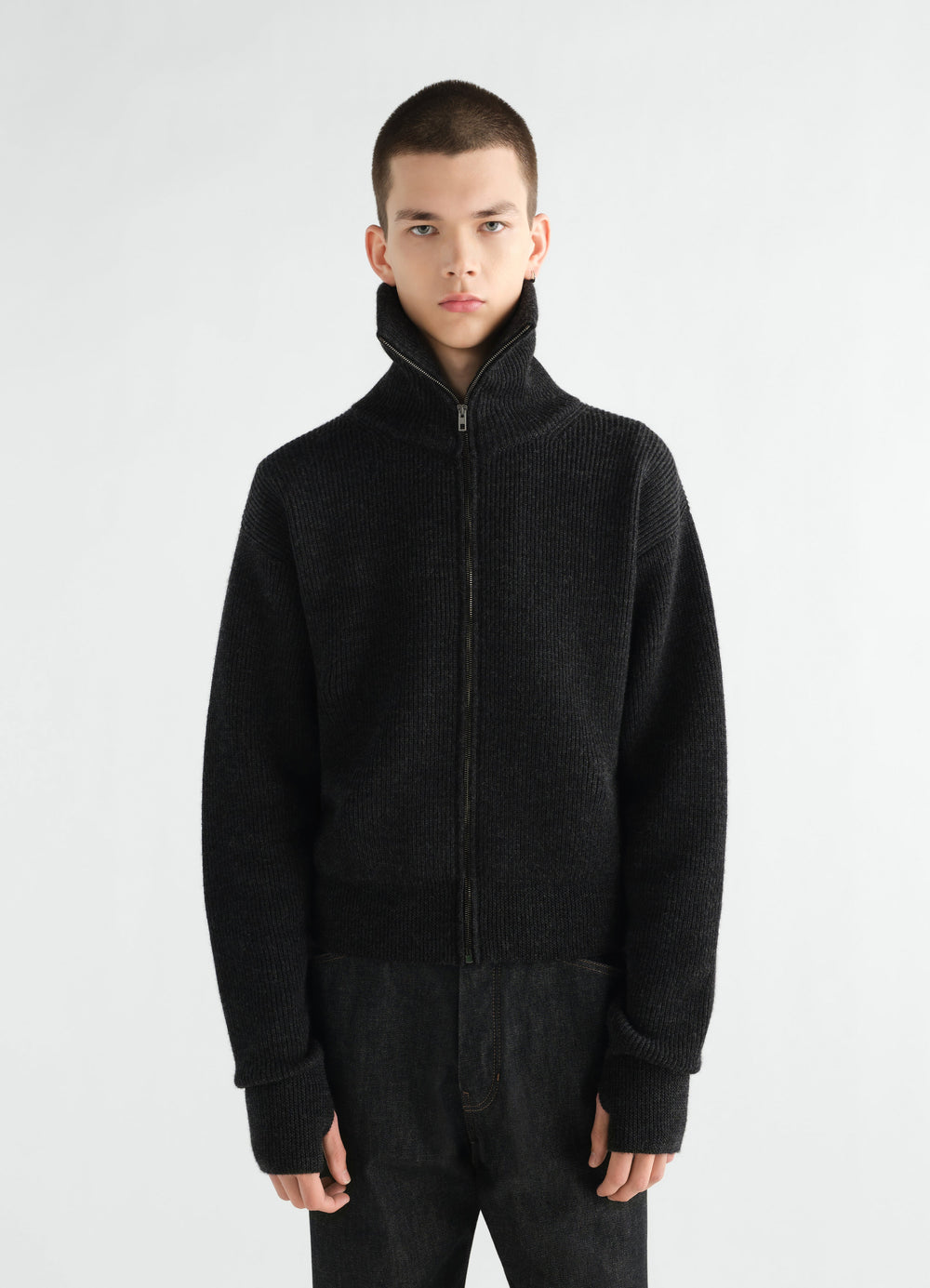 Cardigan zippé en laine vierge, coloris noir, porté par un mannequin, vue de face, fermeture zippée visible, col visible