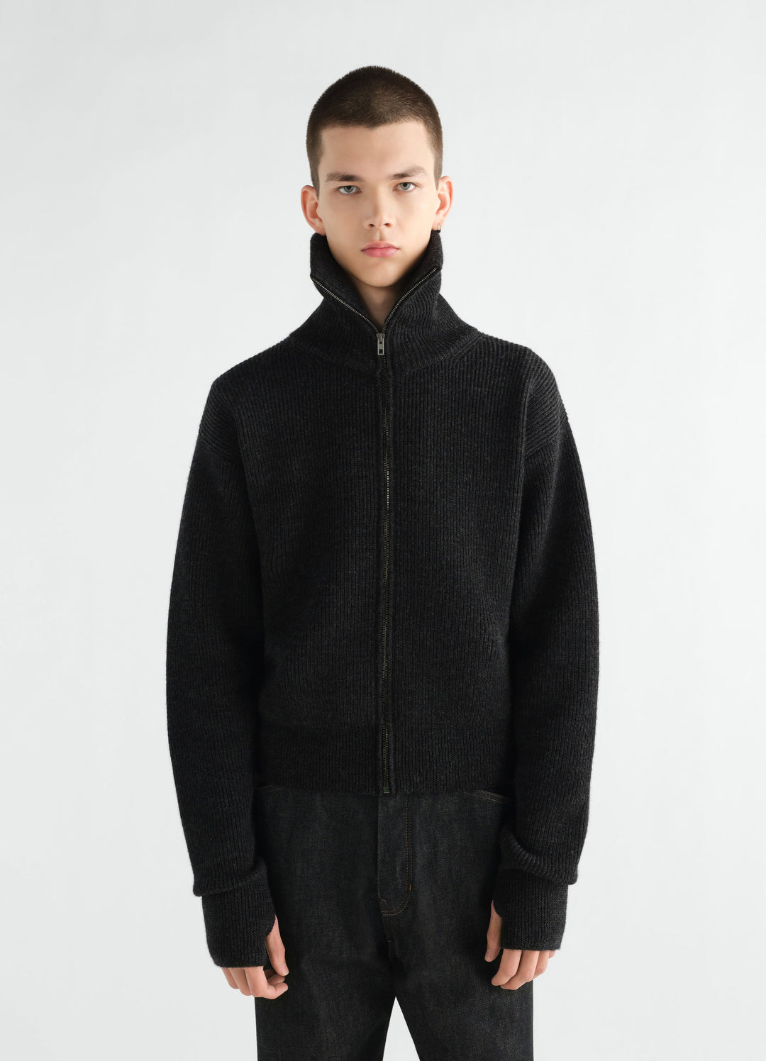 Cardigan zippé en laine vierge, coloris noir, porté par un mannequin, vue de face, fermeture zippée visible, col visible