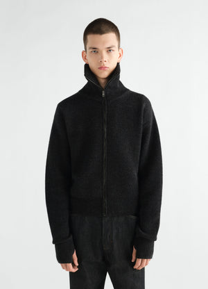 Cardigan zippé en laine vierge, coloris noir, porté par un mannequin, vue de face, fermeture zippée visible, col visible
