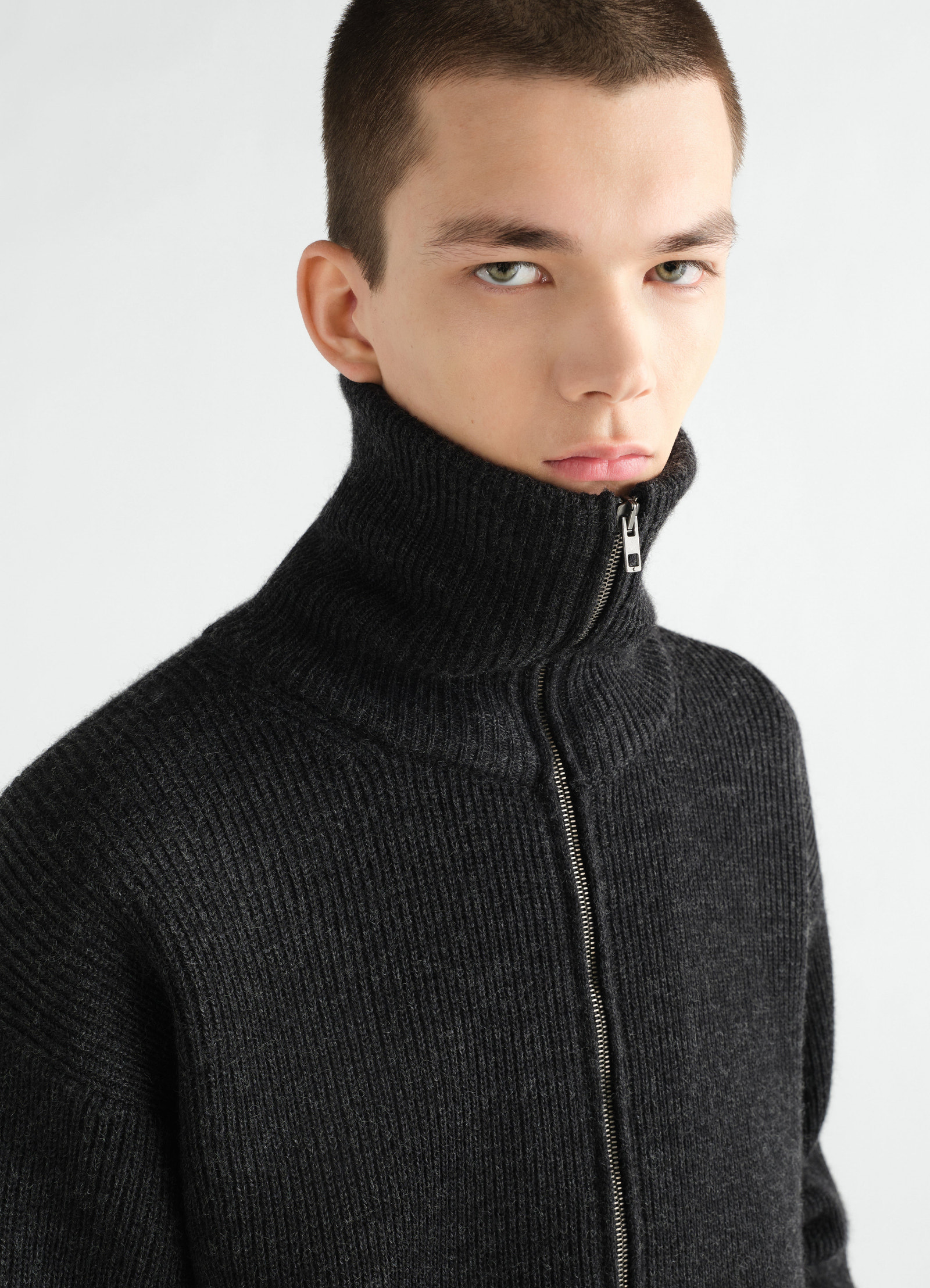 Cardigan zippé en laine vierge, coloris gris foncé, porté par un mannequin, gros plan de face, fermeture zippée visible, col visible