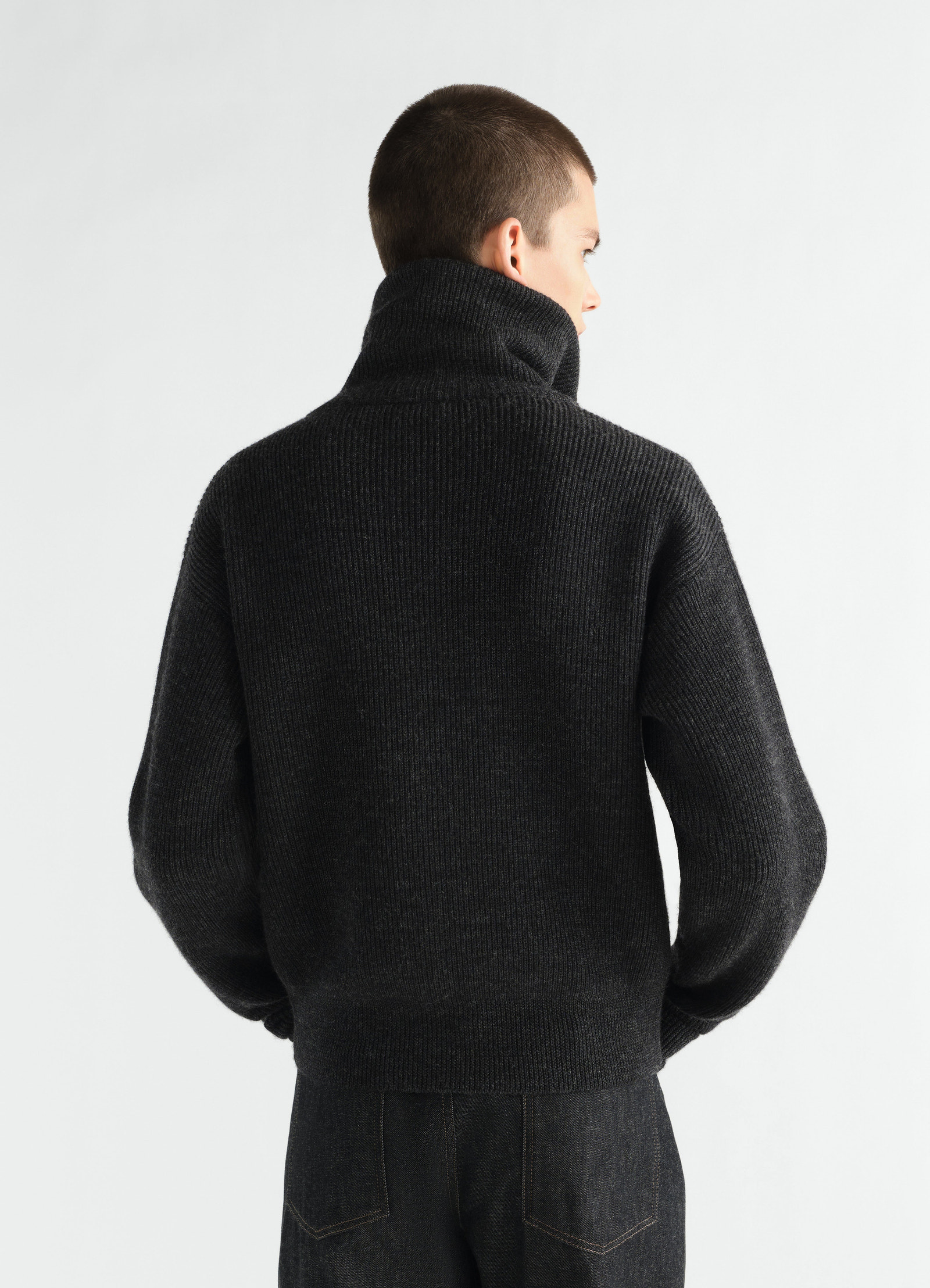 Cardigan zippé en laine vierge, coloris noir, porté par un mannequin, vue de dos, fermeture zippée visible, texture visible, col visible