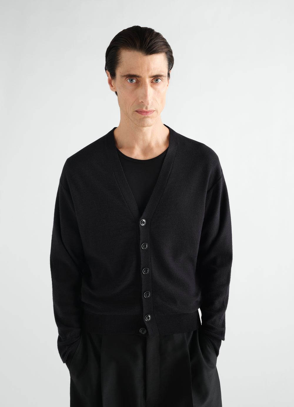 Cardigan twisted décontracté, coloris noir, porté par un mannequin, vue de face, boutons visibles