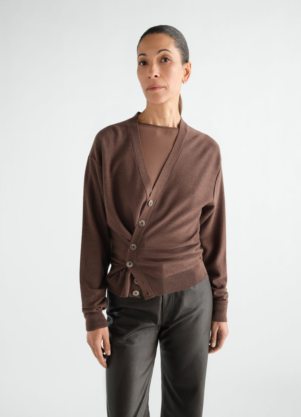 Cardigan twisted décontracté, coloris marron, porté par un mannequin, vue de face, boutons visibles