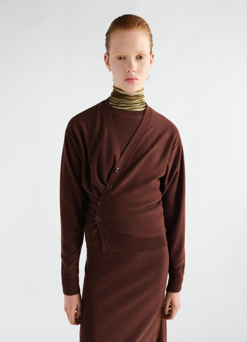 Cardigan twisted décontracté, coloris marron, porté par un mannequin, boutons visibles