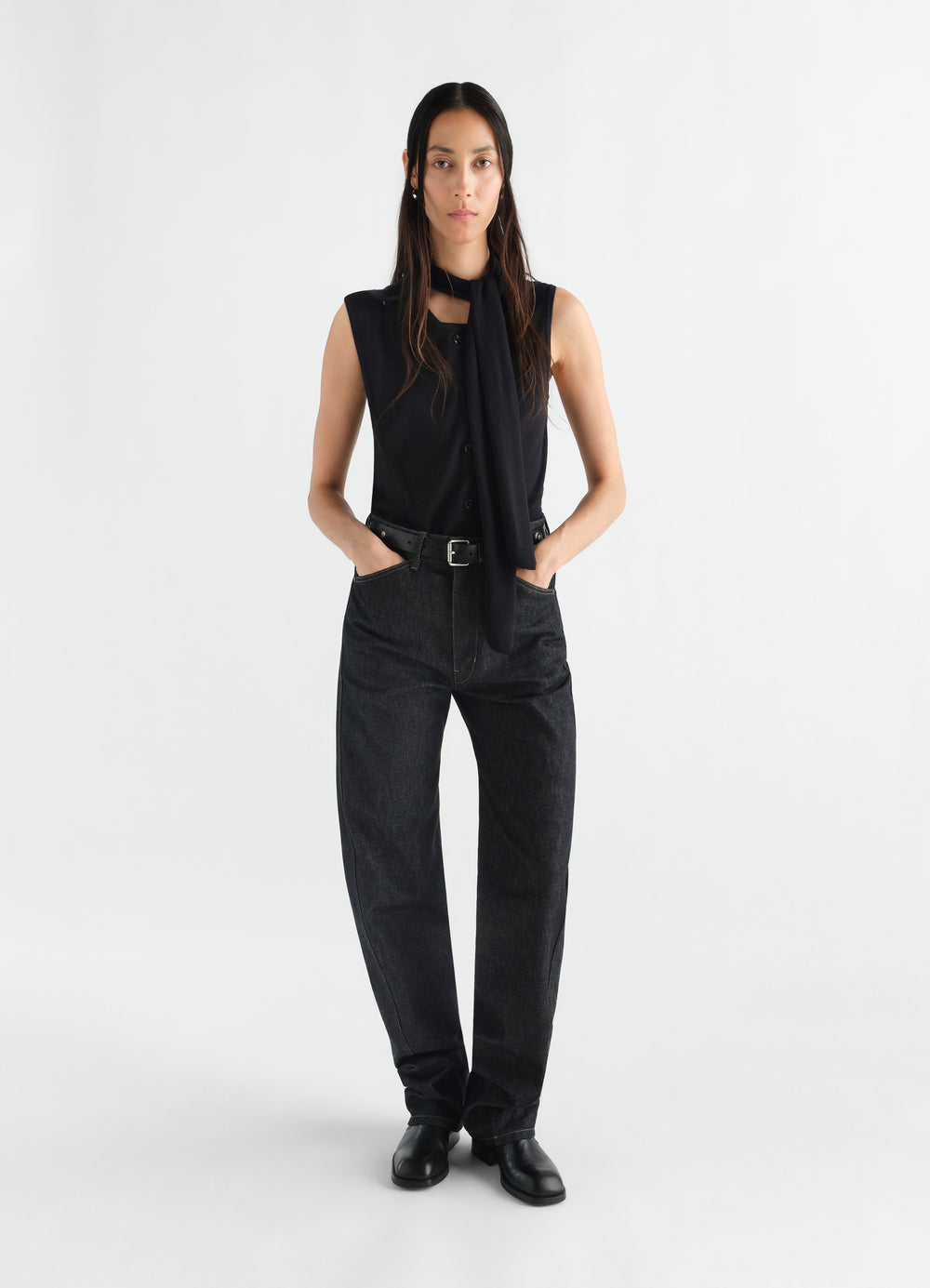 Gilet asymétrique en laine mérinos mélangée, coloris noir, porté par un mannequin, vue de face, coupe asymétrique