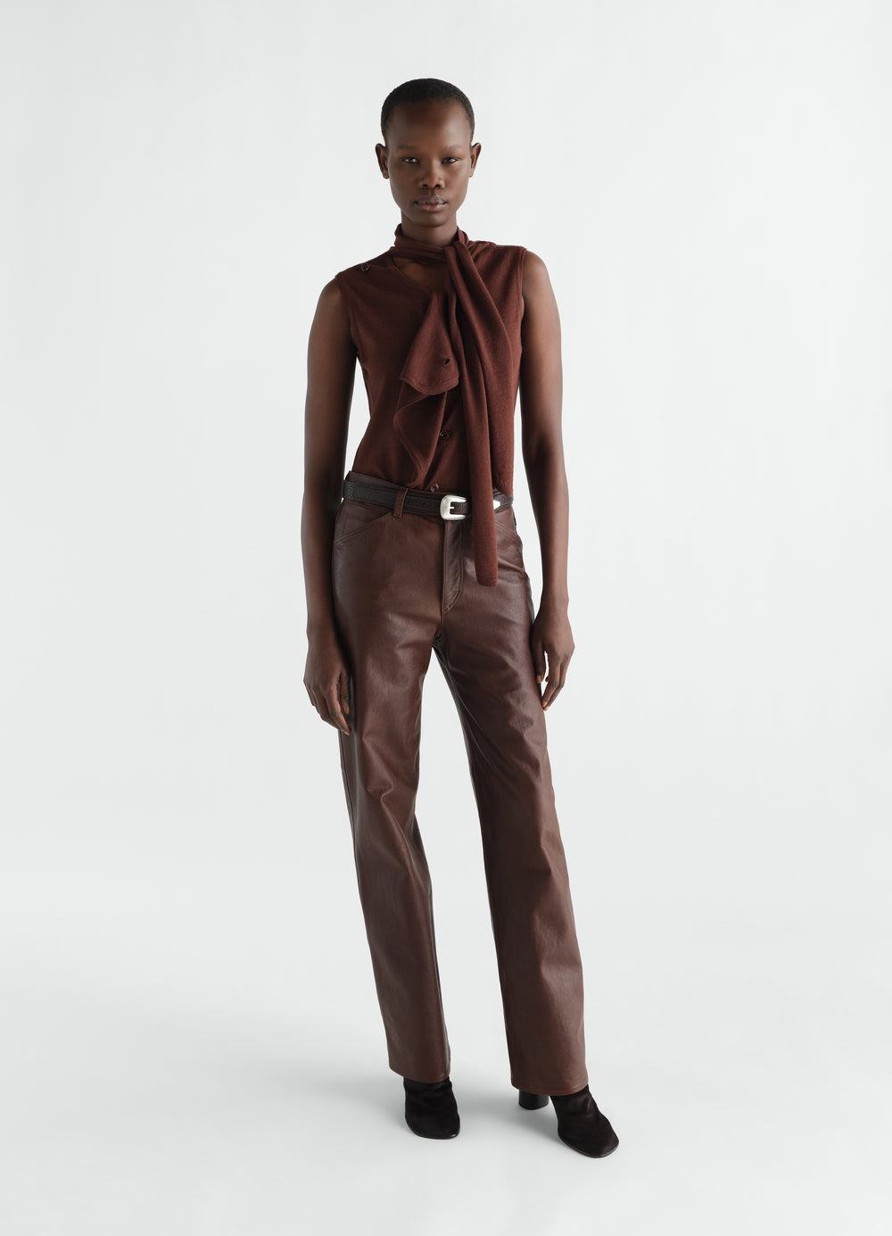 Gilet asymétrique en laine mérinos mélangée, coloris marron, porté par un mannequin, coupe asymétrique